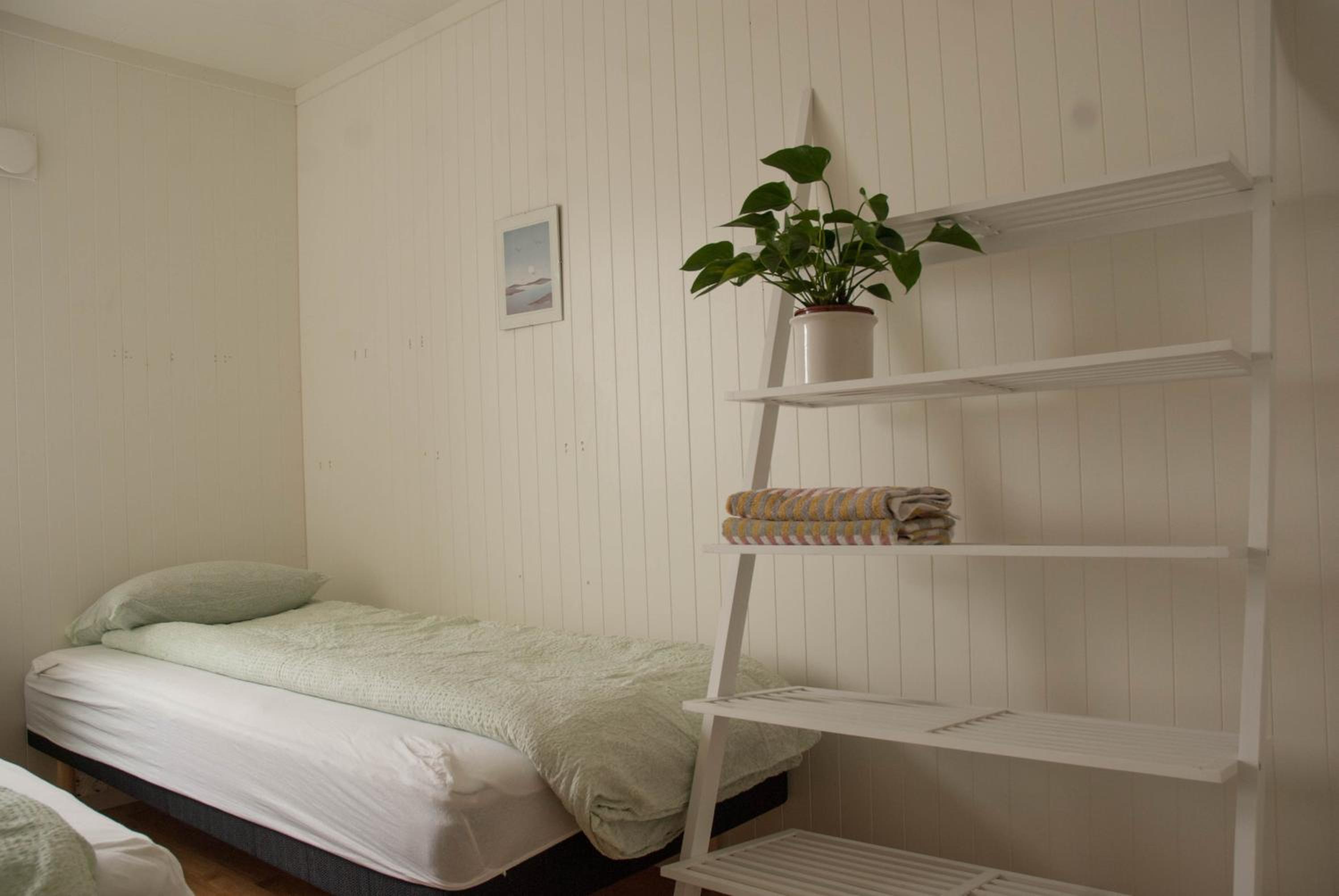 Modern seafront cabin with sauna 8 mins to Leknes view 4