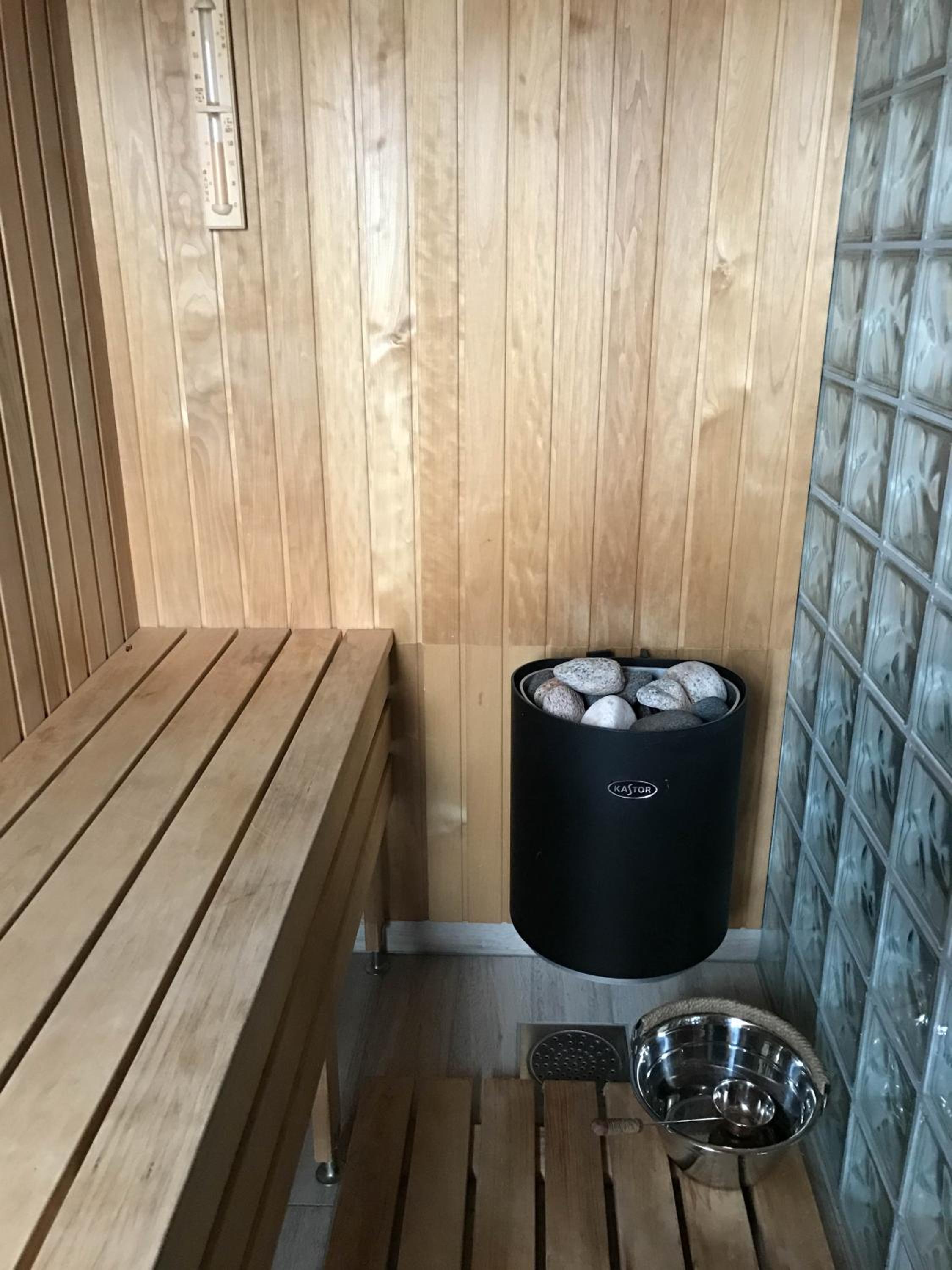 Modern seafront cabin with sauna 8 mins to Leknes view 5