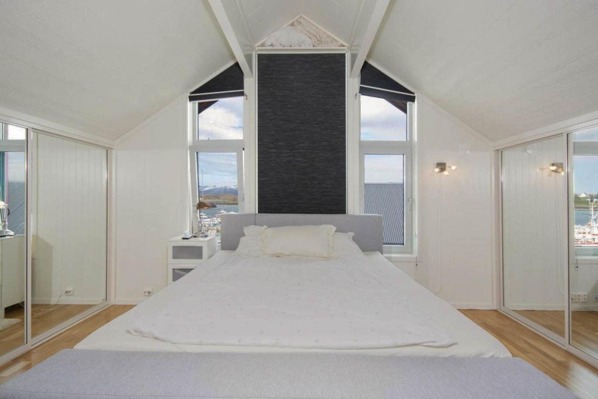 Modern seafront cabin with sauna 8 mins to Leknes view 3