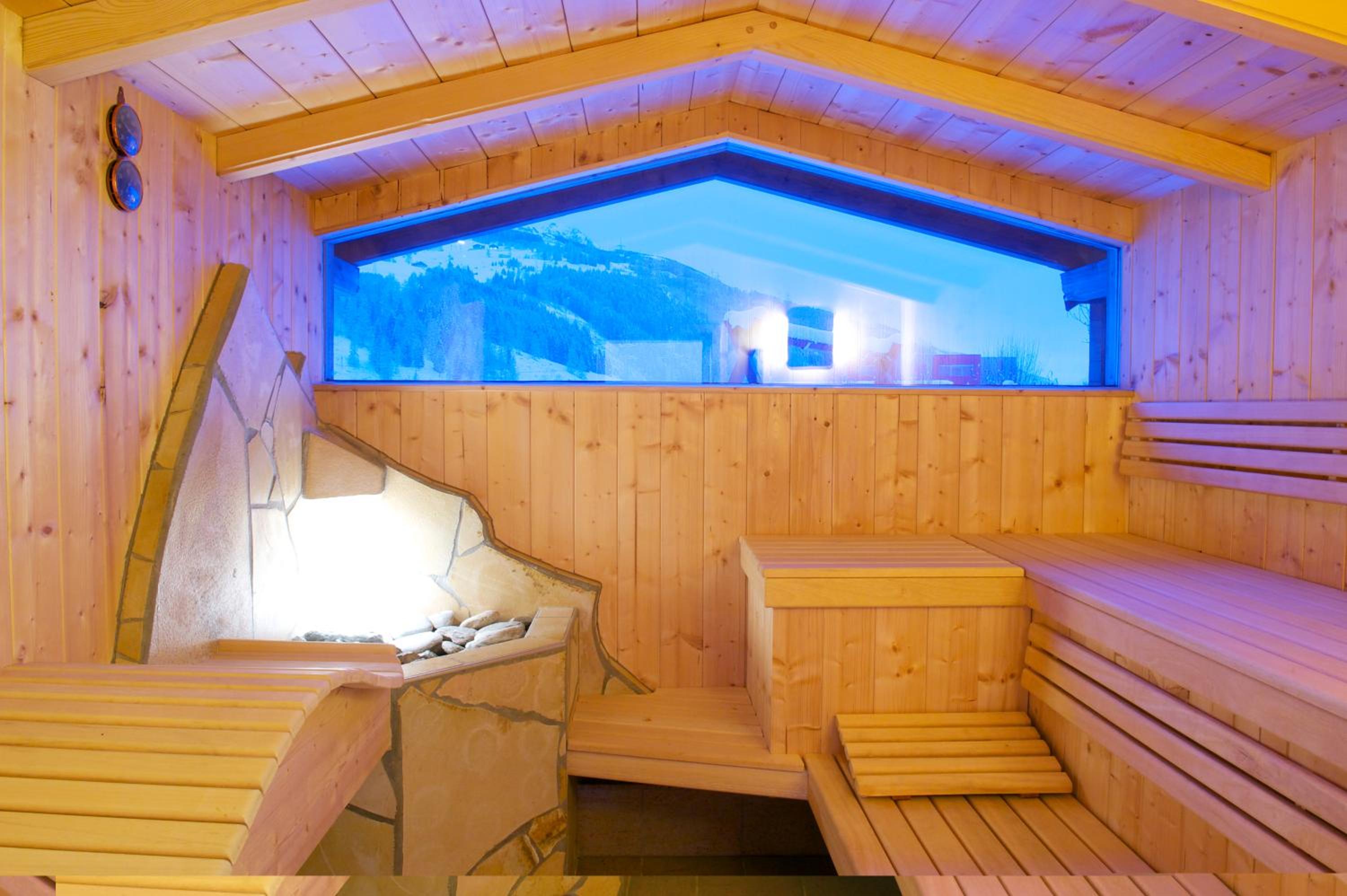 Simone's Platzerl - inklusive täglichem freien Eintritt Tauern Spa - nur 5 Gehminuten, Sommerkarte, privatem Garten mit Schwimmteich, Grill und Saunabereic