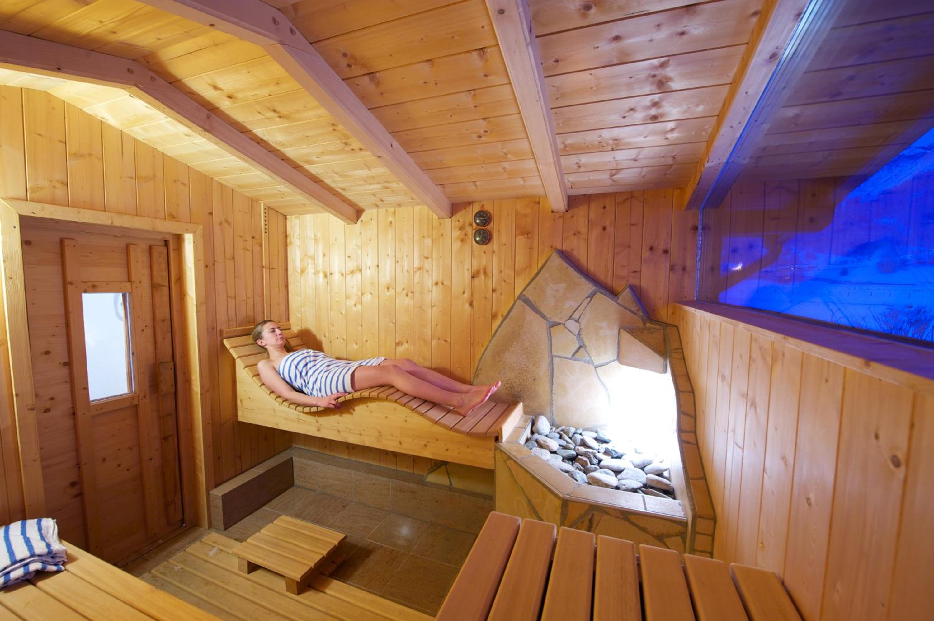 Simone's Platzerl - inklusive täglichem freien Eintritt Tauern Spa - nur 5 Gehminuten, Sommerkarte, privatem Garten mit Schwimmteich, Grill und Saunabereic