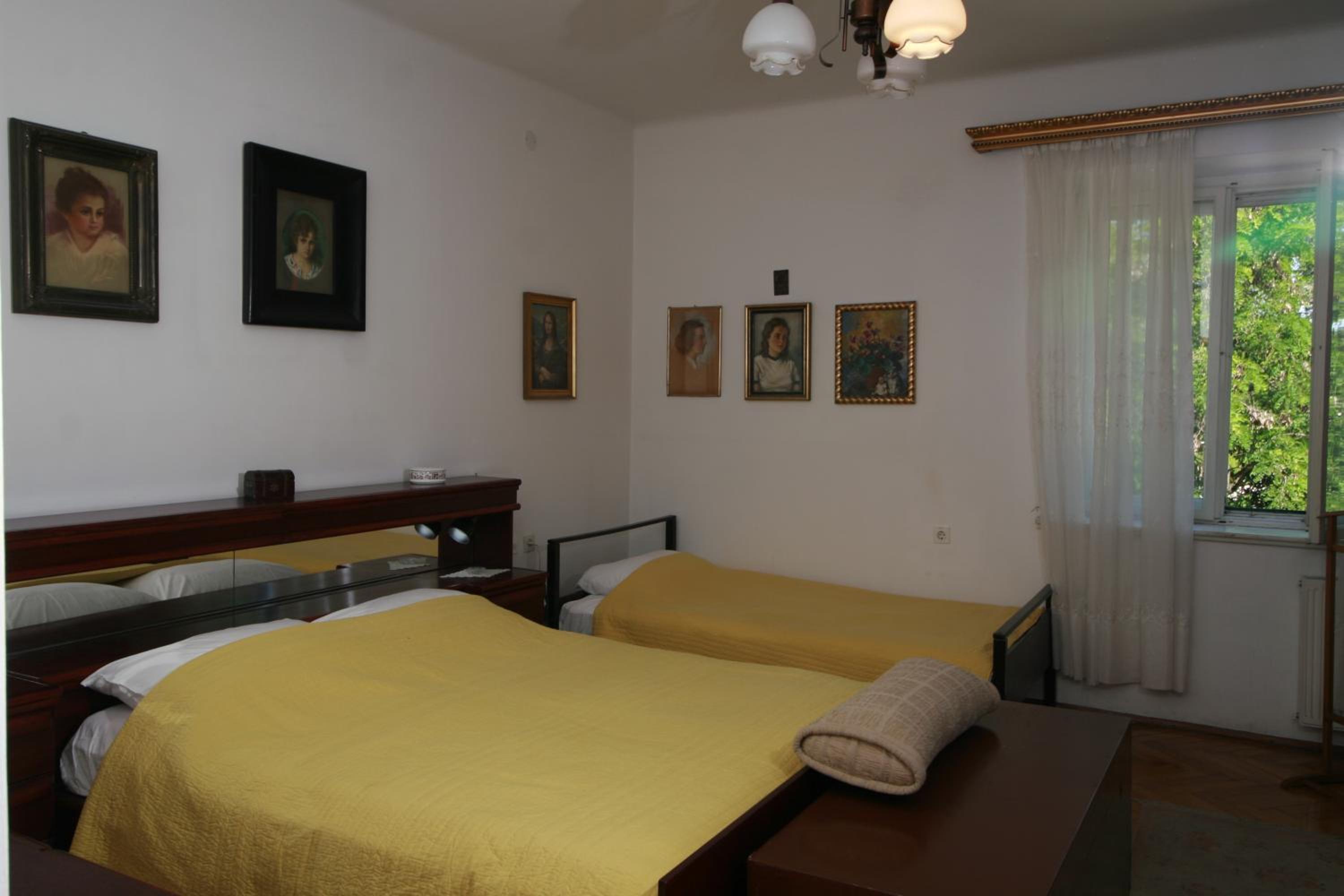 Spacious apartment in the center view 4