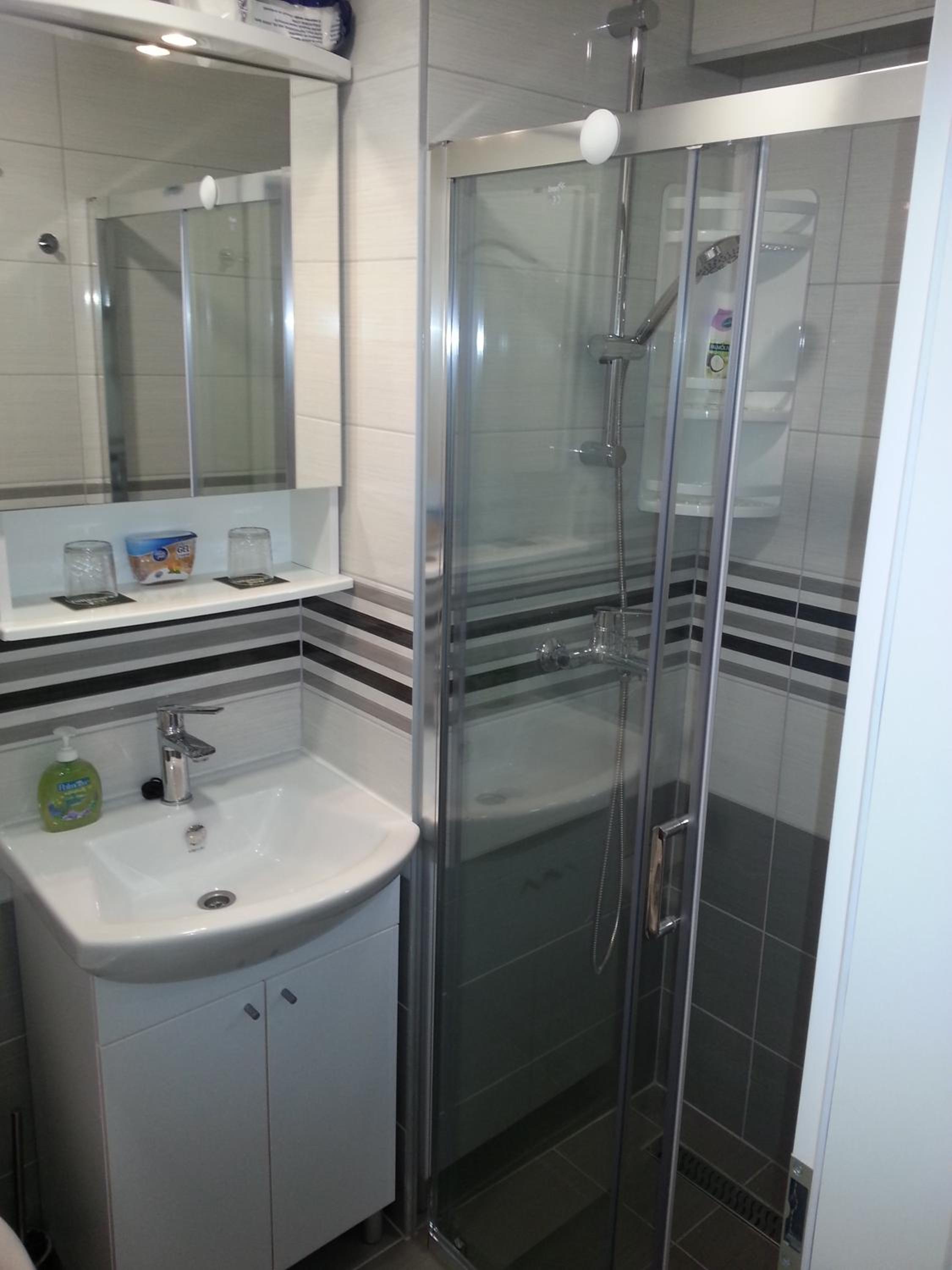 4 seasons - under forest park, FREE parking en Split — bathroom