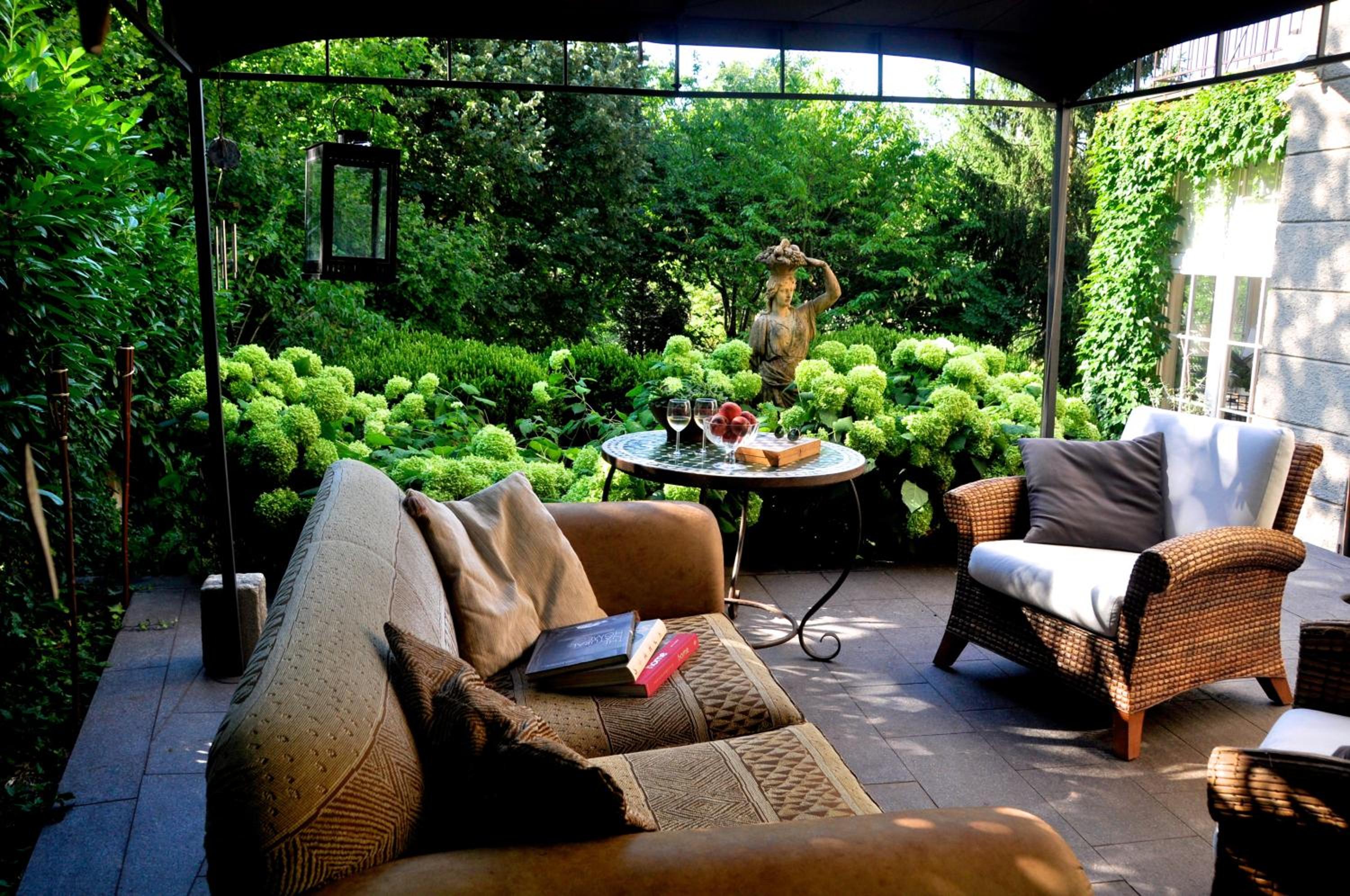 Embassy Row BnB