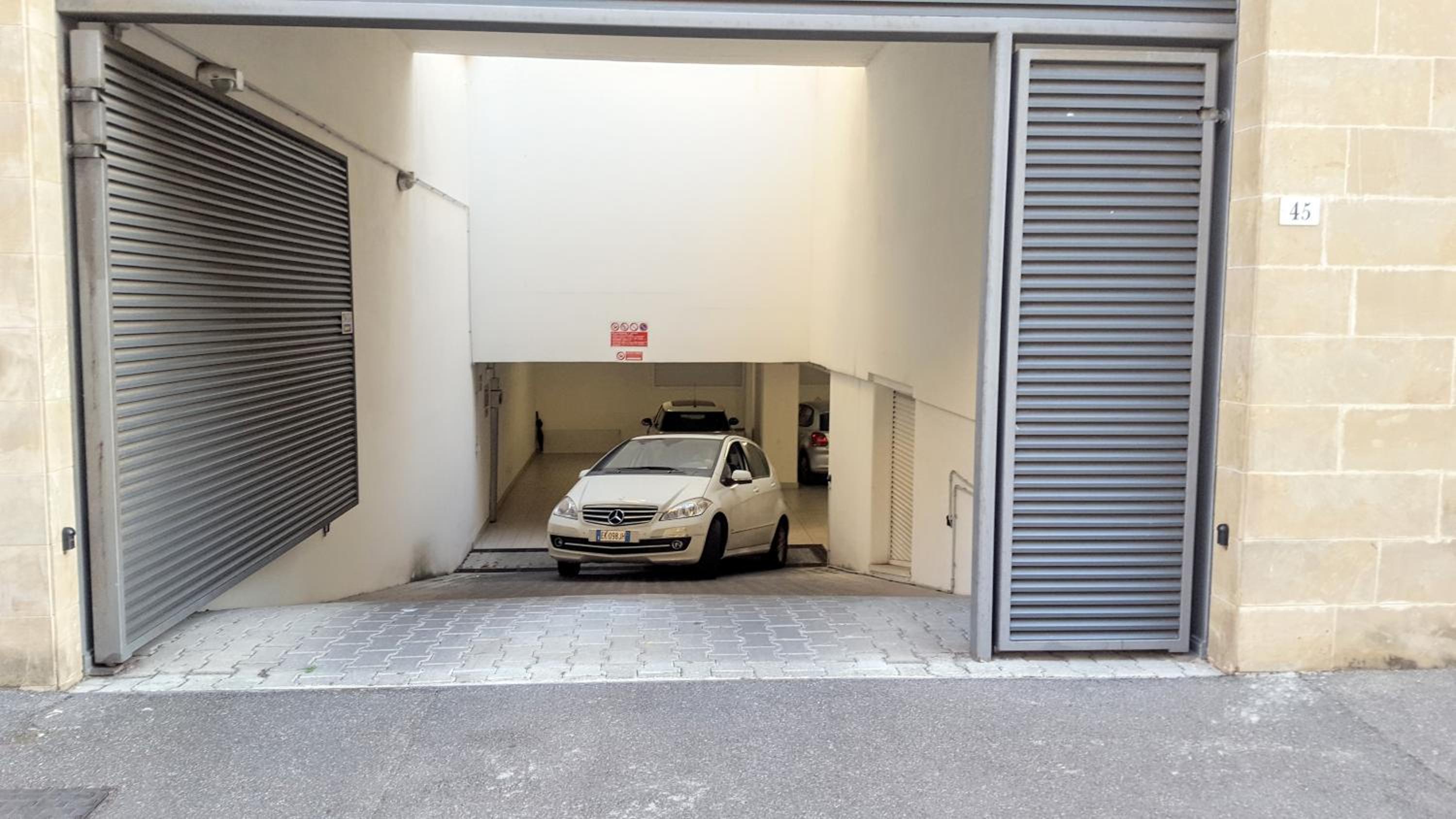 Elegant Location in Florence - 2 FREE PARKING!