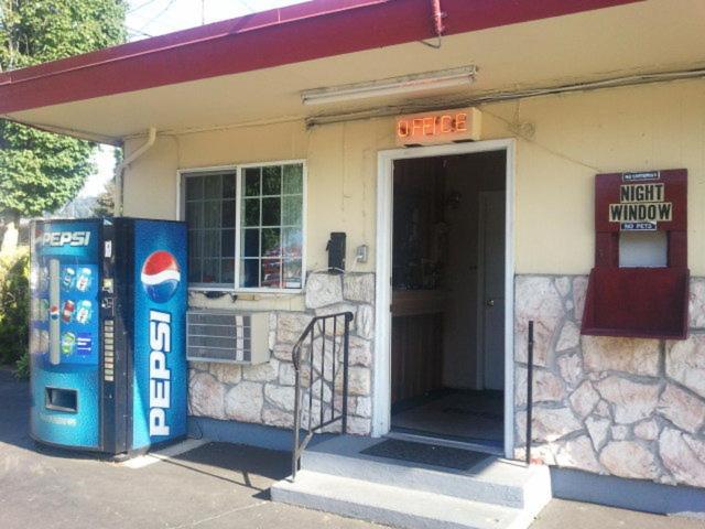 Aaron Motel view 3