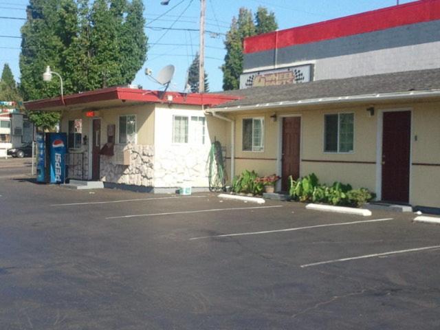 Aaron Motel view 4
