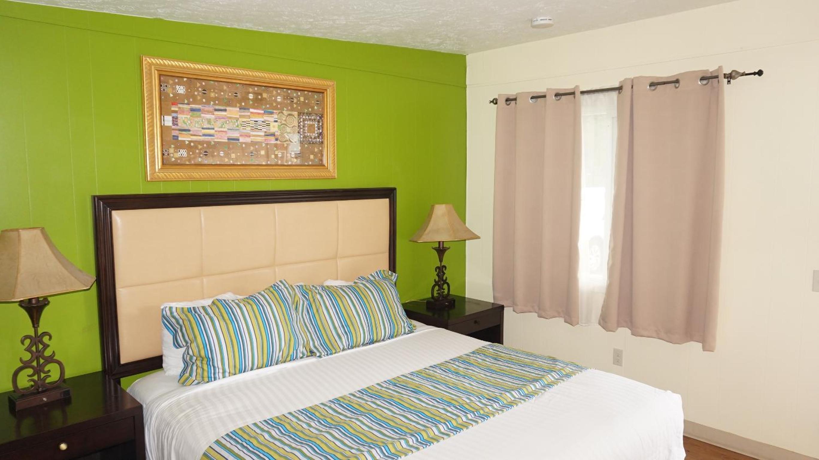 Eagle Crater Lake Inn