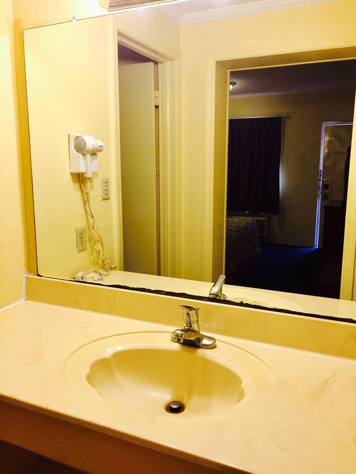 Motel 6 Williamston, NC - Highway 17 view 4