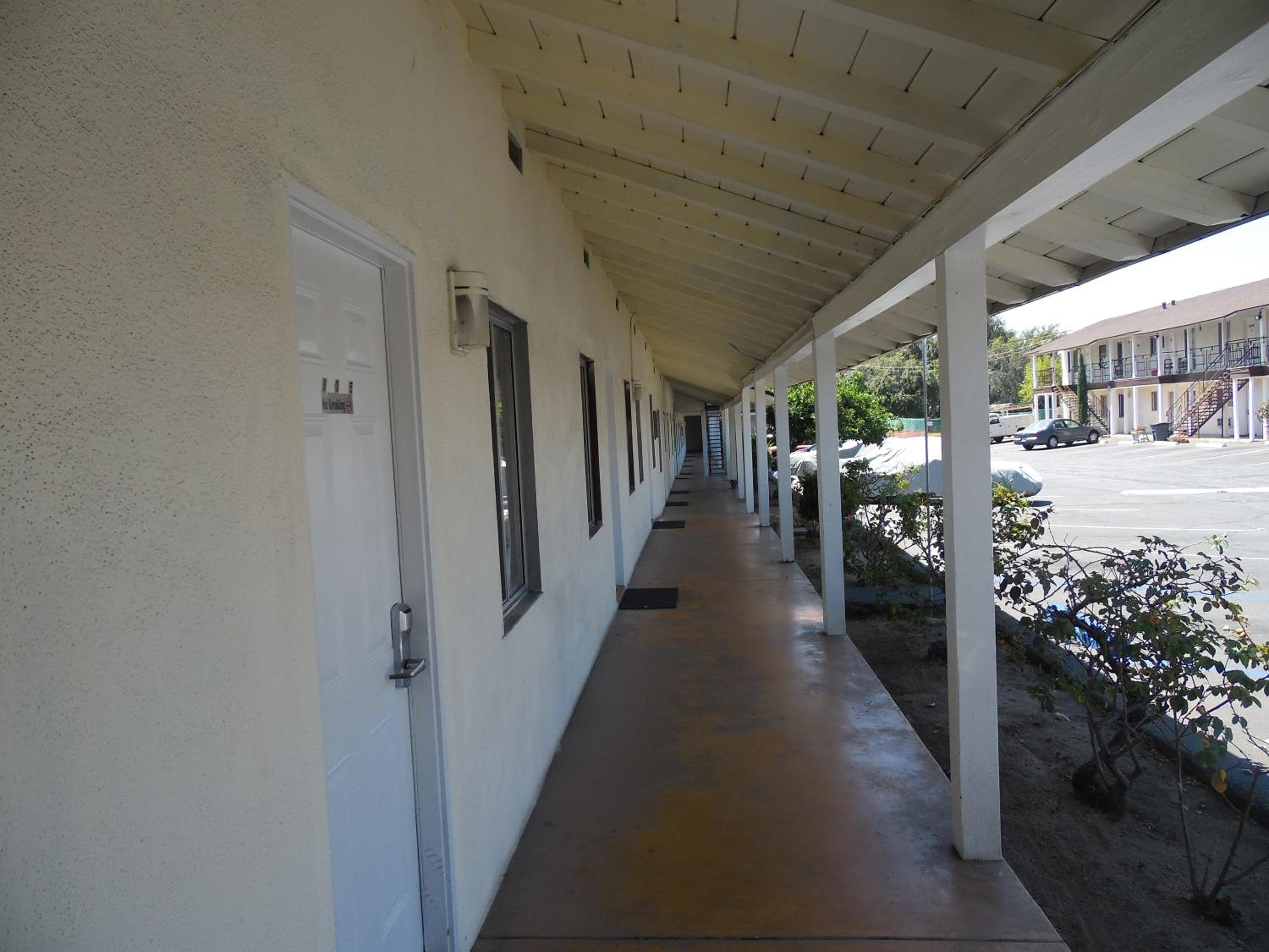 Hi-Way Host Motel