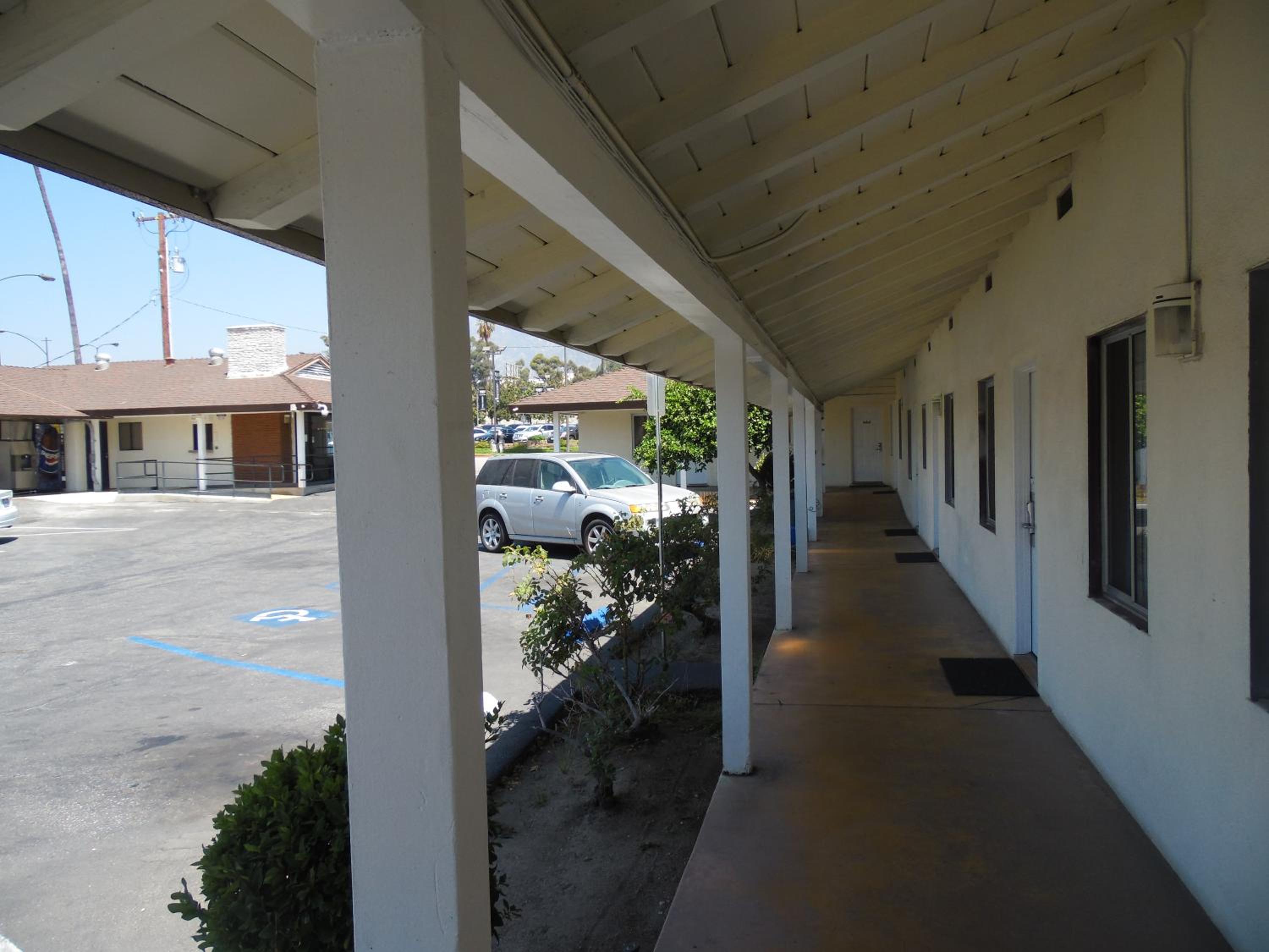 Hi-Way Host Motel