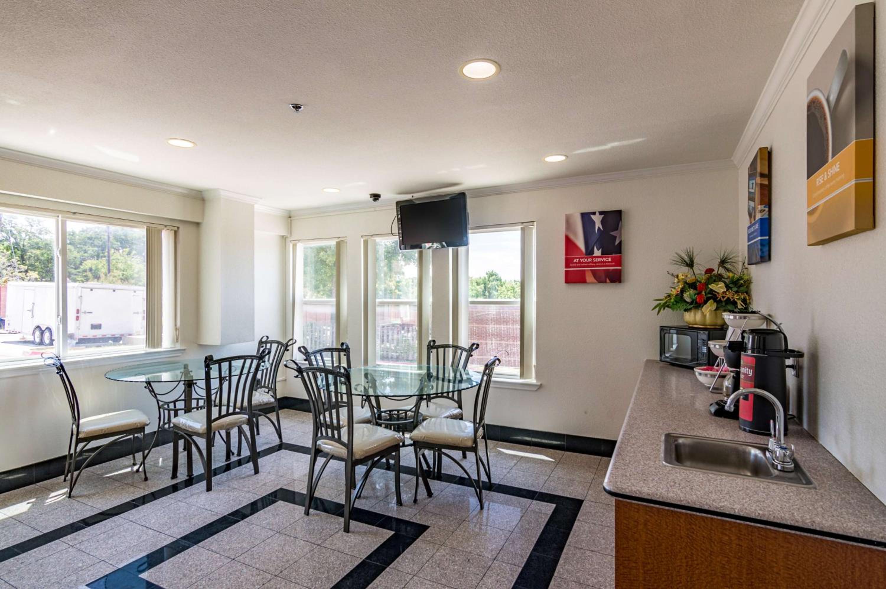 Motel 6-Azle, TX