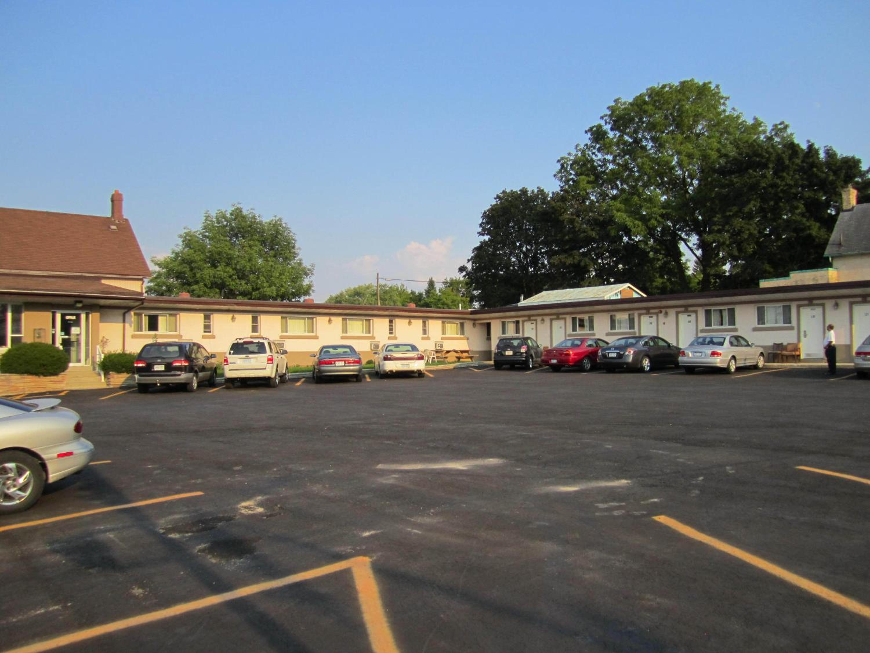 Canadiana Motel
