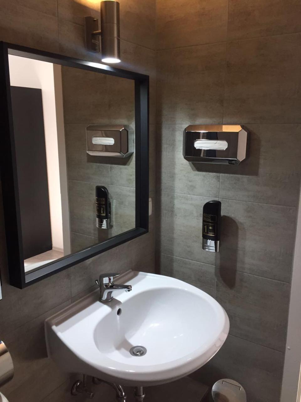 Main Hotel Frankfurt City - Property Image 2