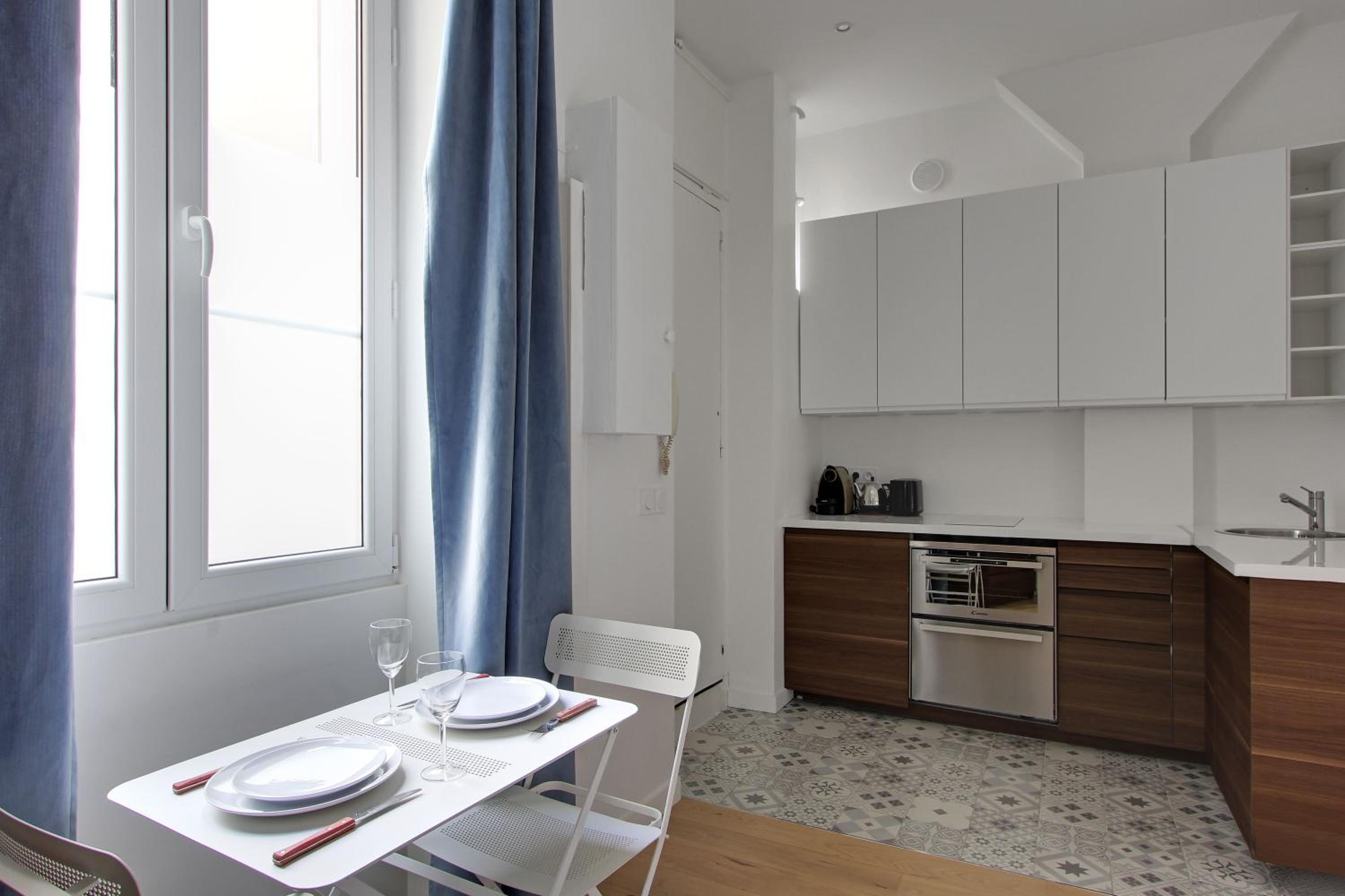 Pick a Flat's Apartment in Montmartre - Rue des Martyrs studio
