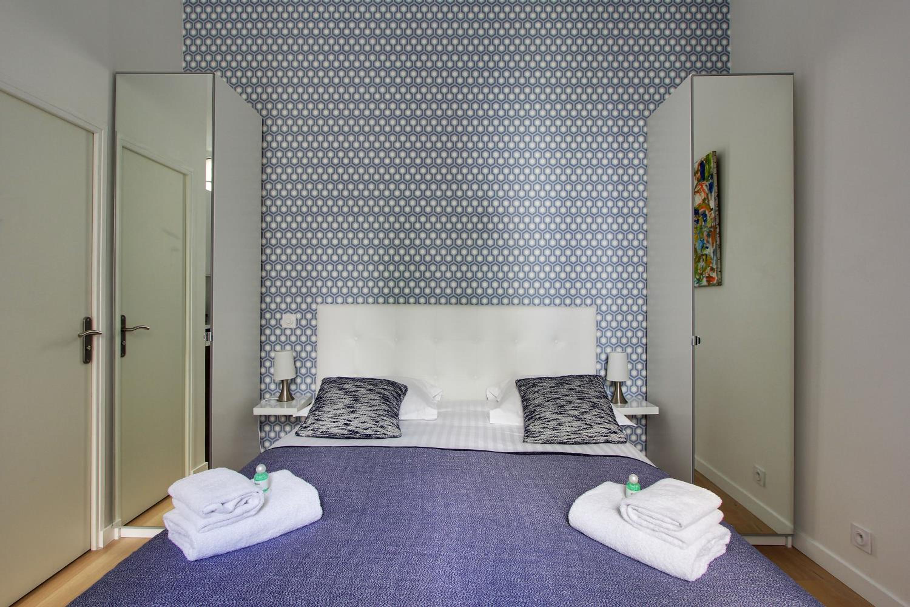 Pick a Flat's Apartment in Montmartre - Rue des Martyrs studio