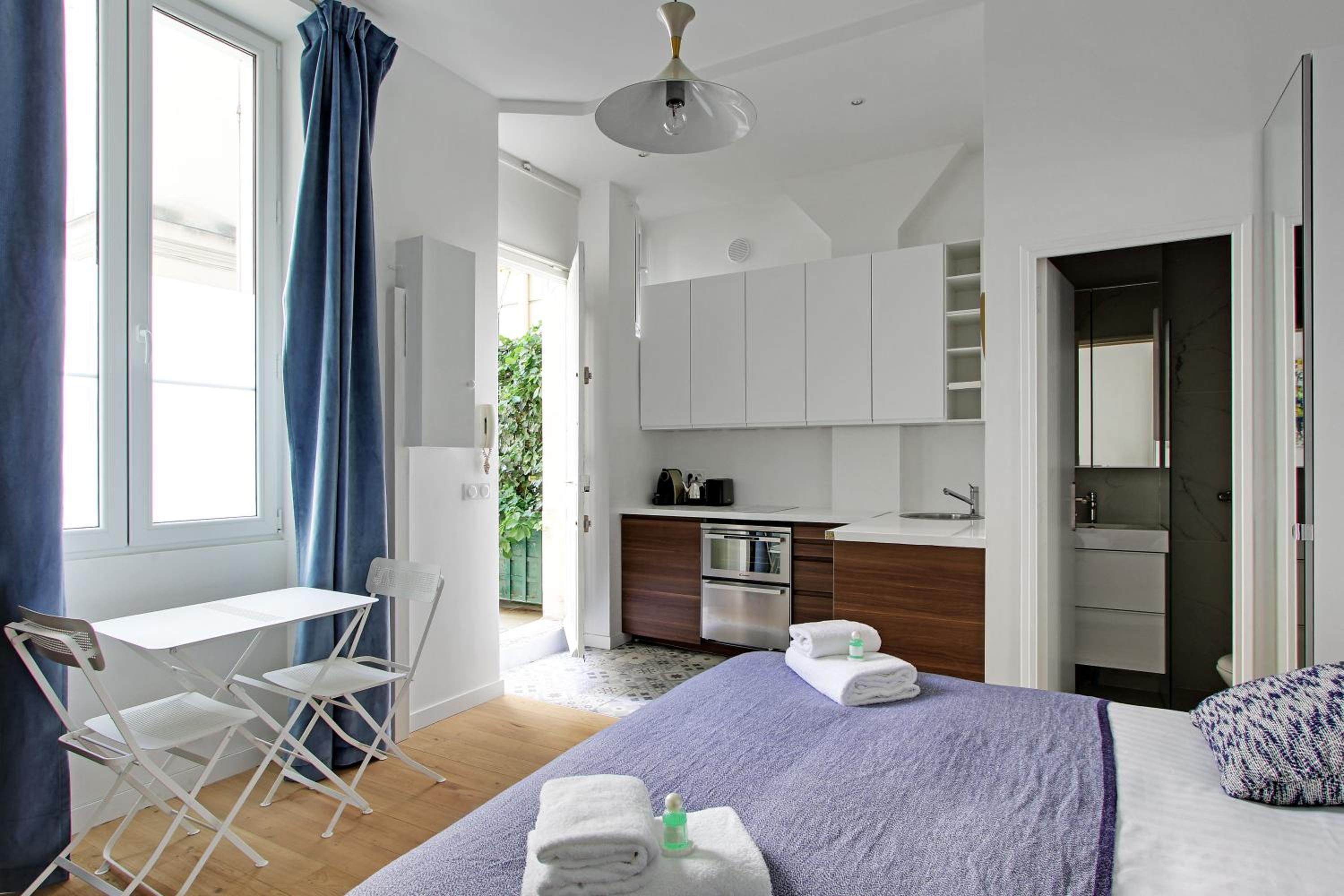 Pick a Flat's Apartment in Montmartre - Rue des Martyrs studio