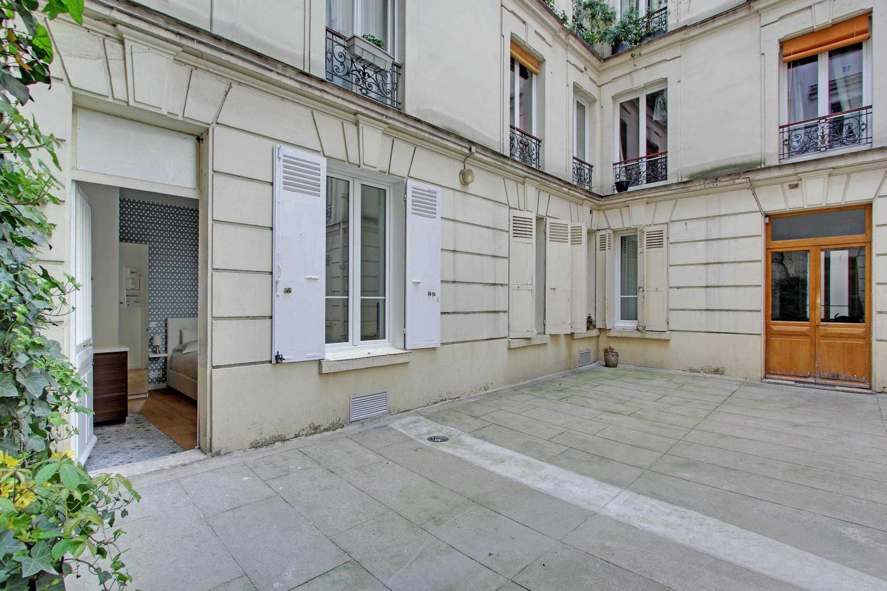 Pick a Flat's Apartment in Montmartre - Rue des Martyrs studio