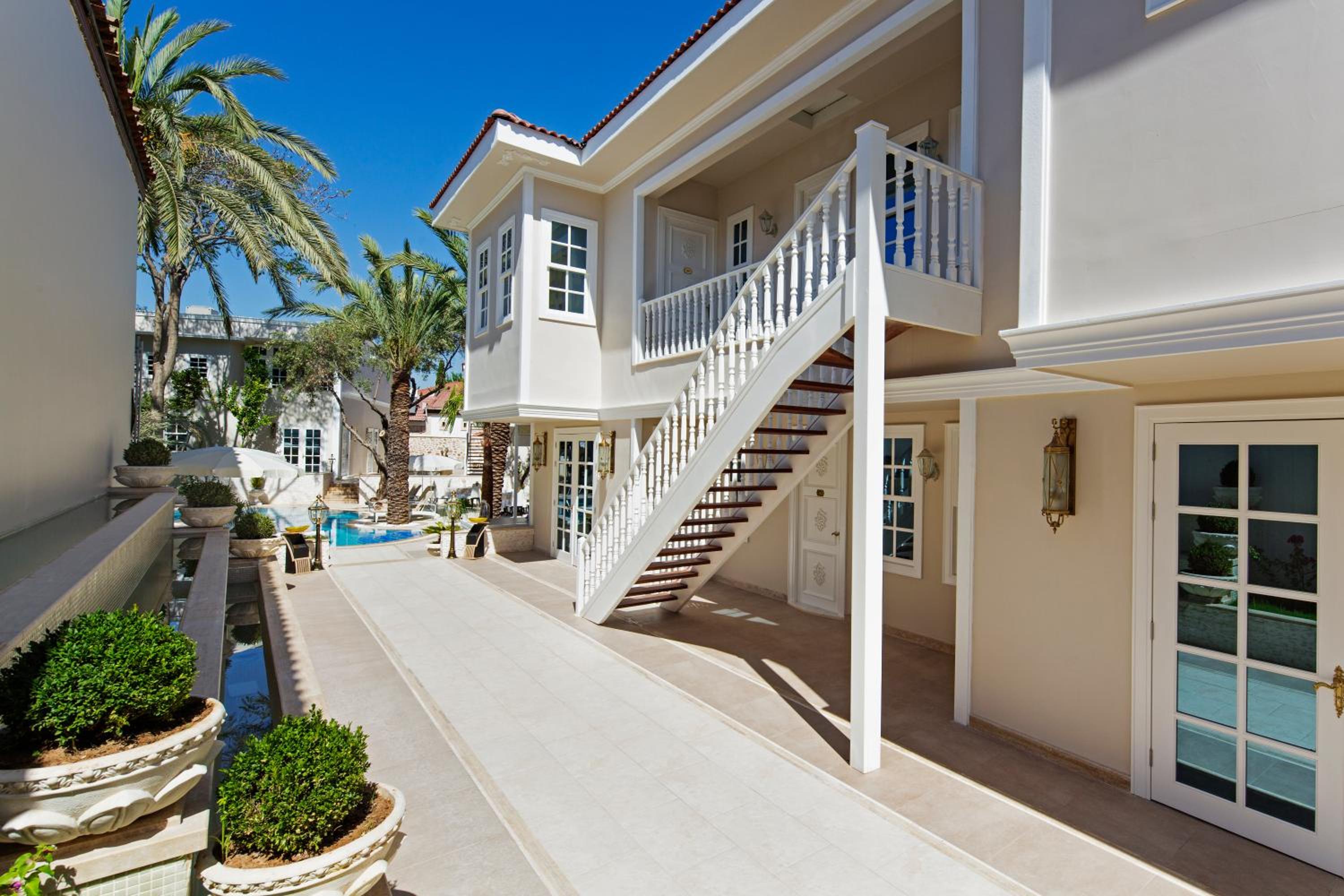 Elegance East Hotel - Image 16