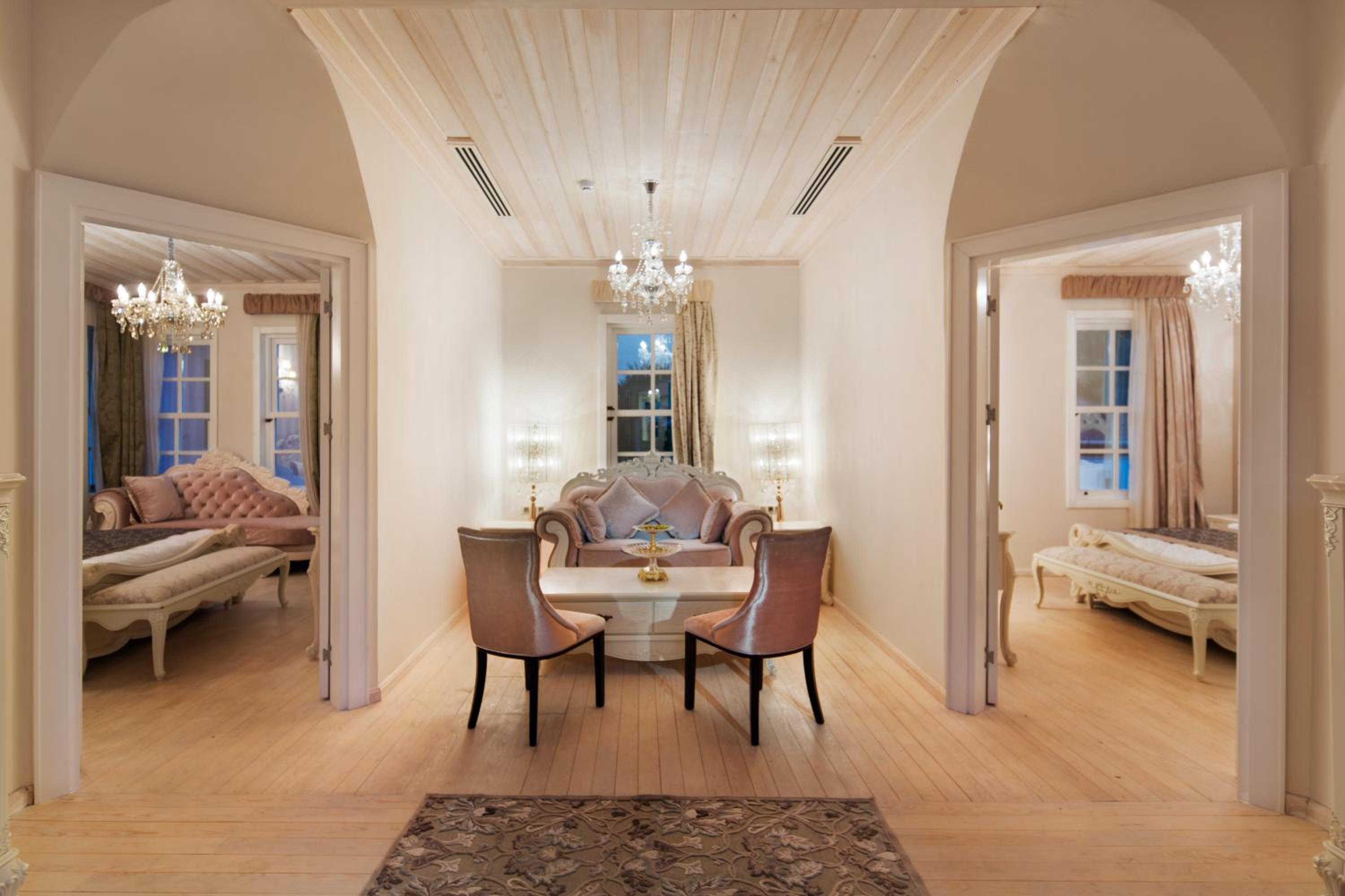 Elegance East Hotel - Image 20