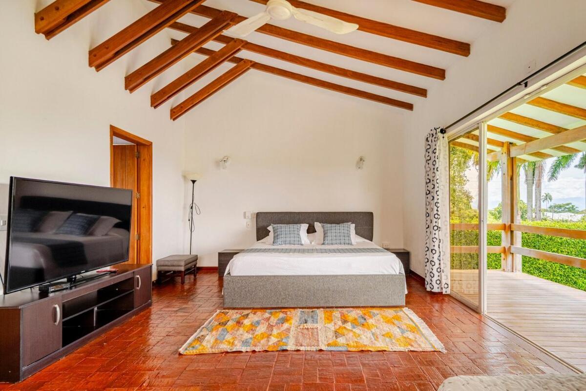 Casa en Cerritos con Piscina y 4 habitaciones