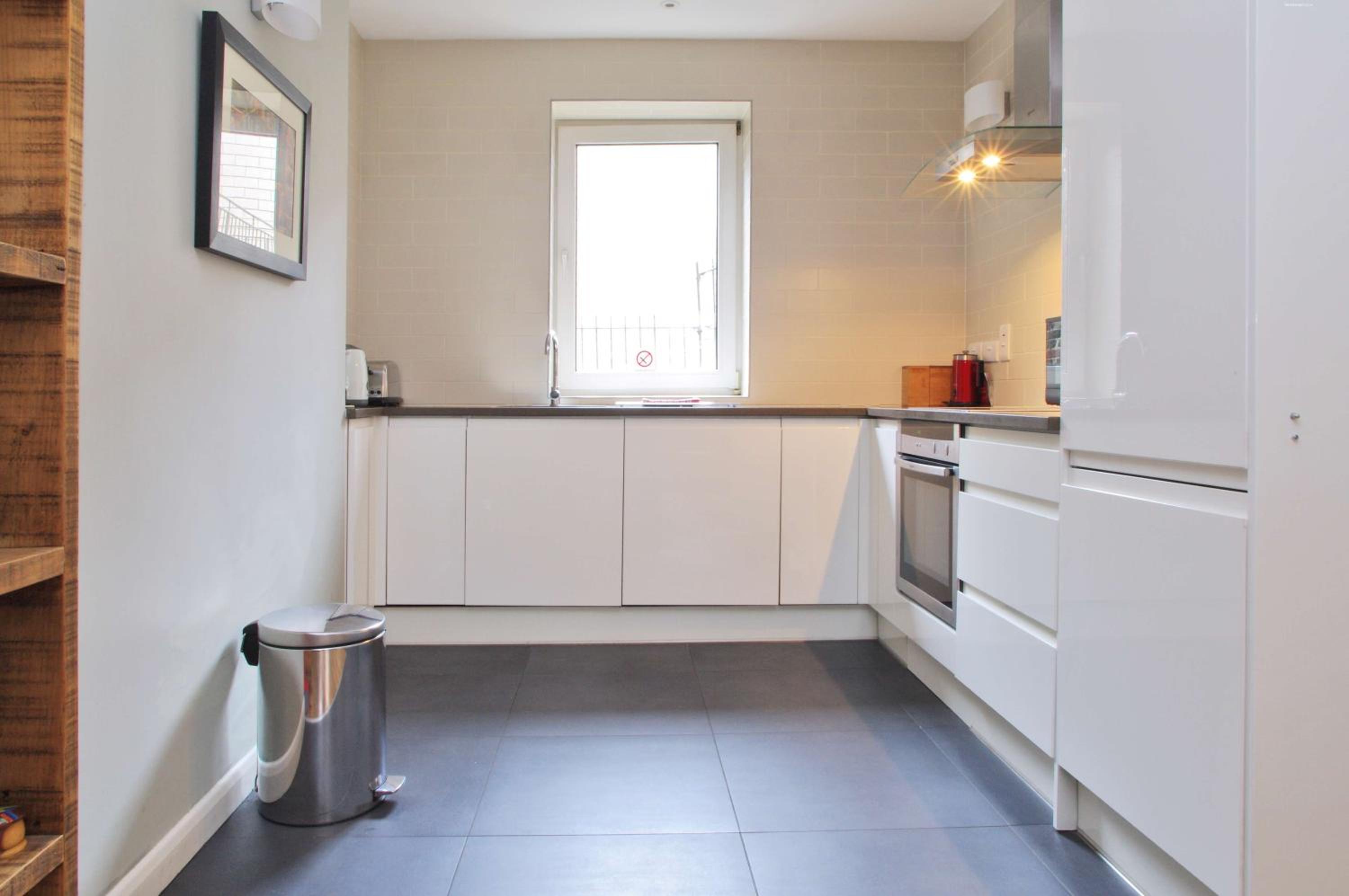 Spacious 275 sqm Apartment with King Beds, 4 min to Waterloo