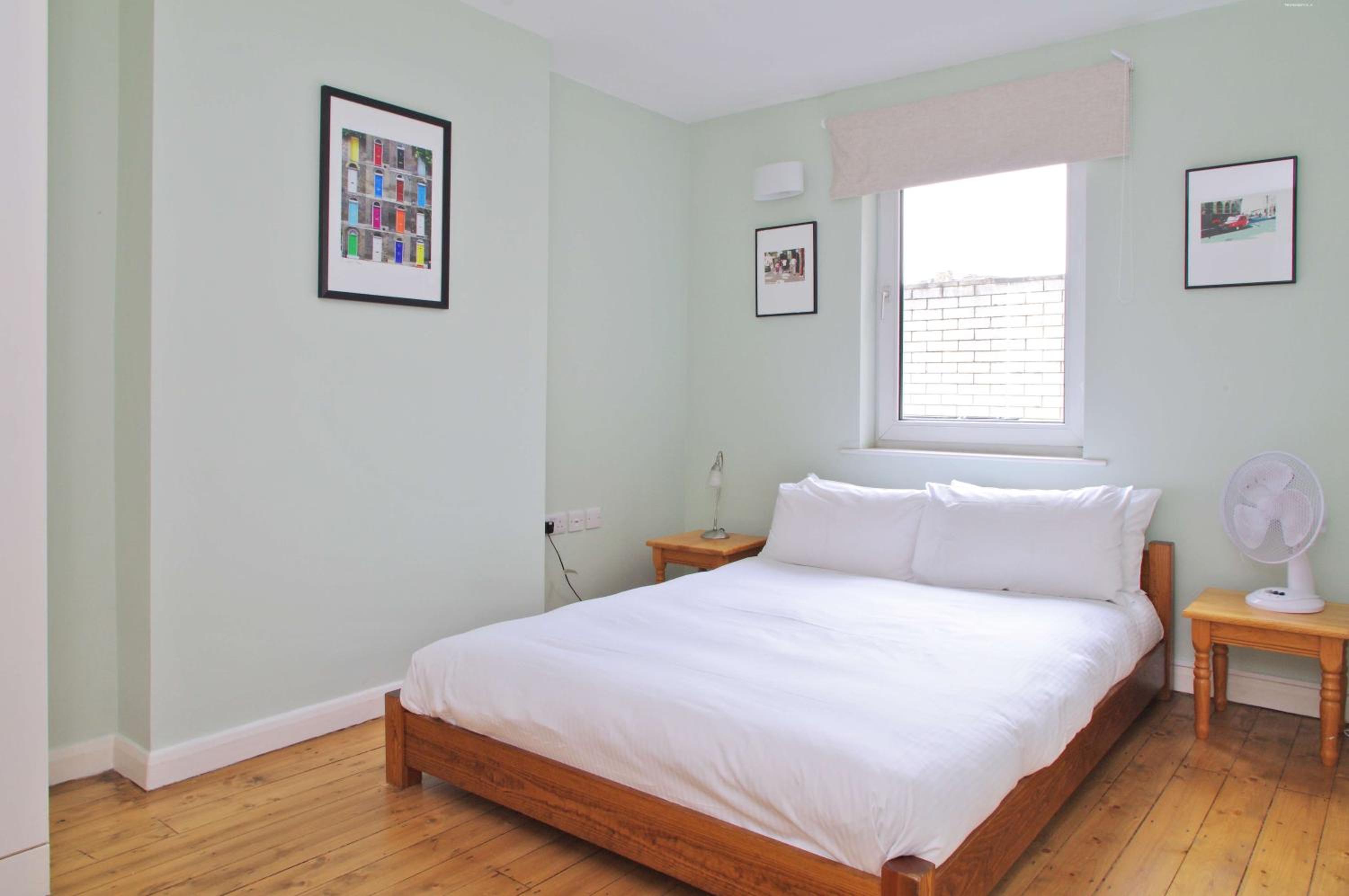 Spacious 275 sqm Apartment with King Beds, 4 min to Waterloo