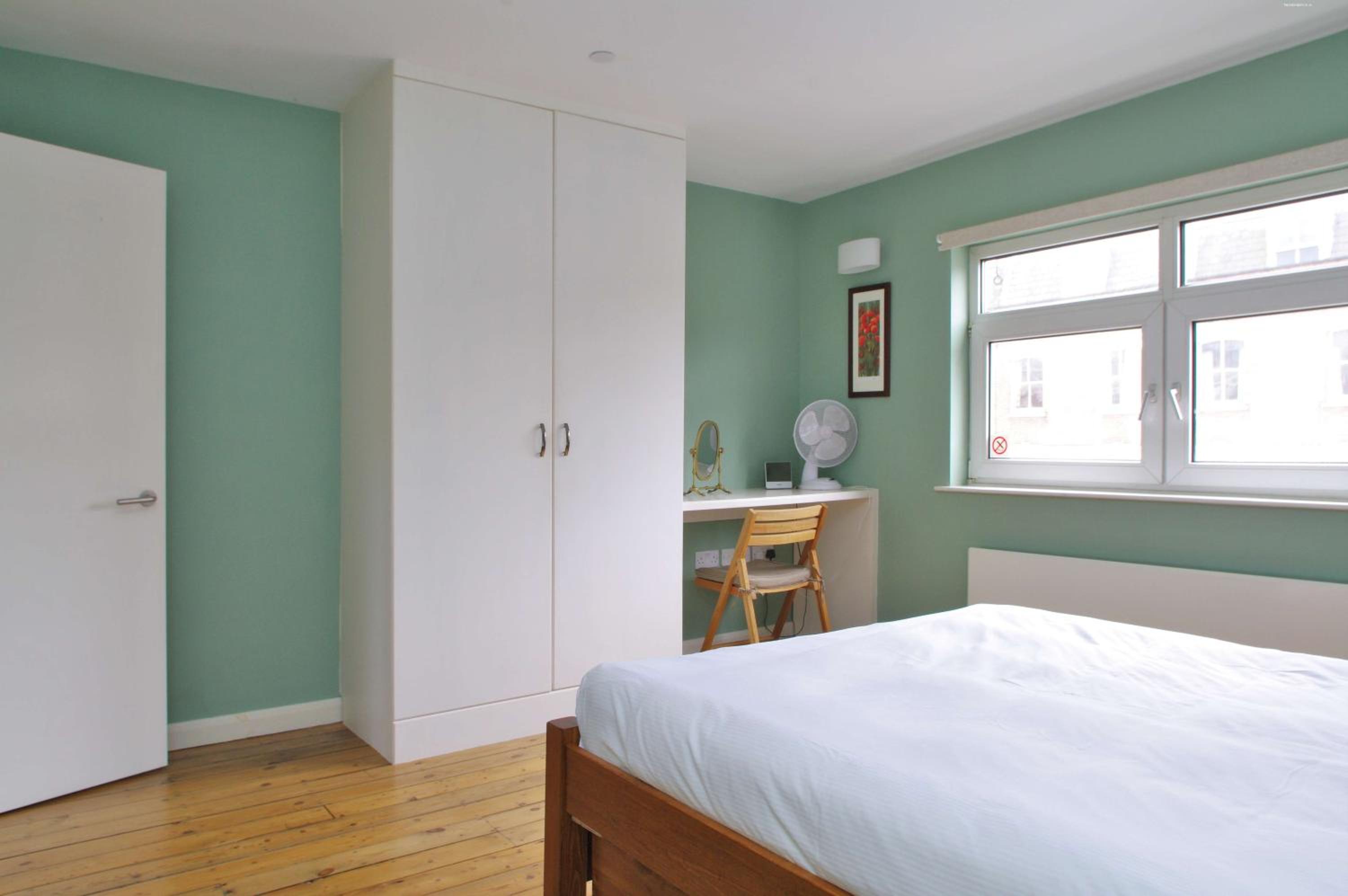 Spacious 275 sqm Apartment with King Beds, 4 min to Waterloo