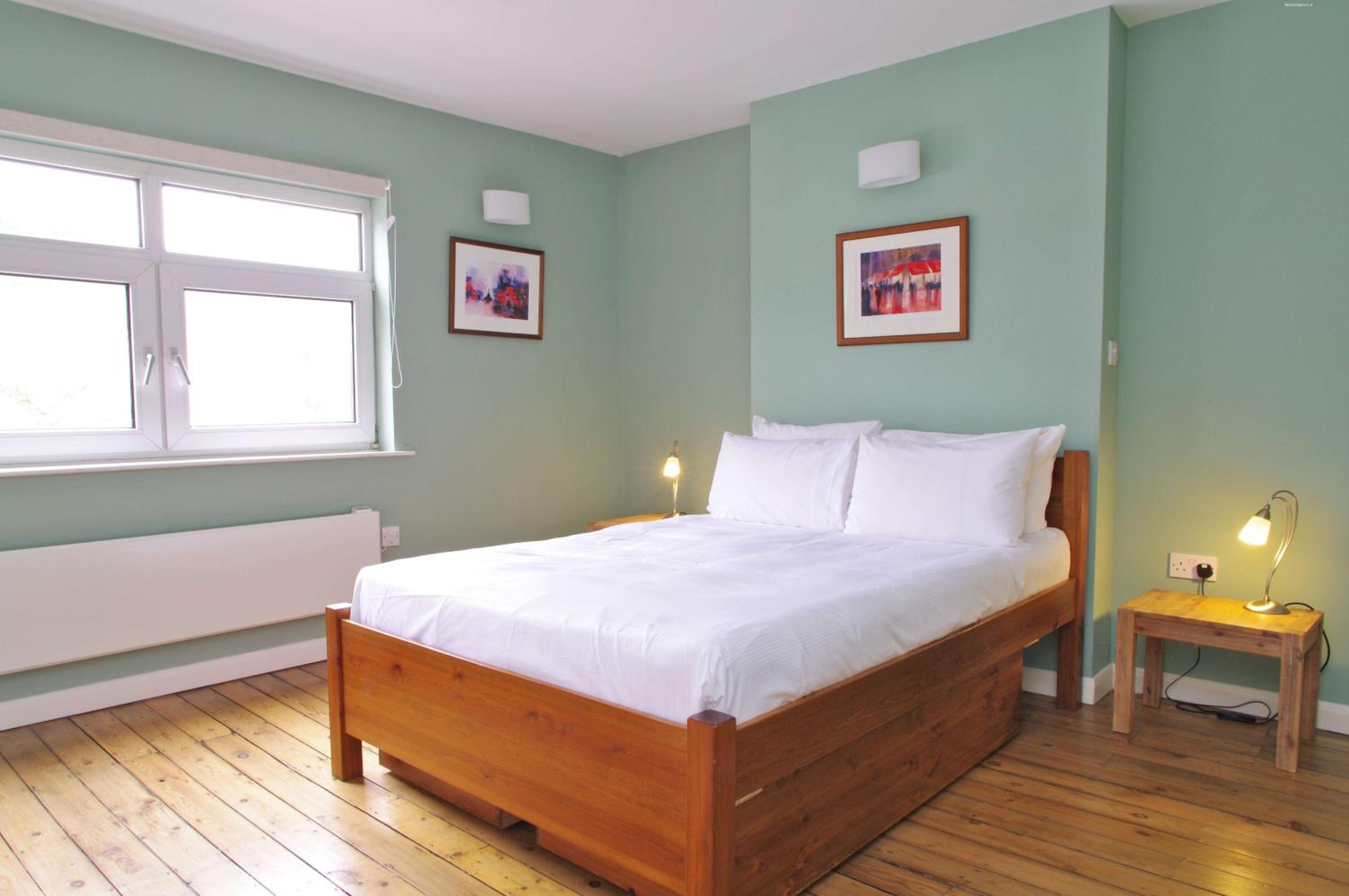 Spacious 275 sqm Apartment with King Beds, 4 min to Waterloo