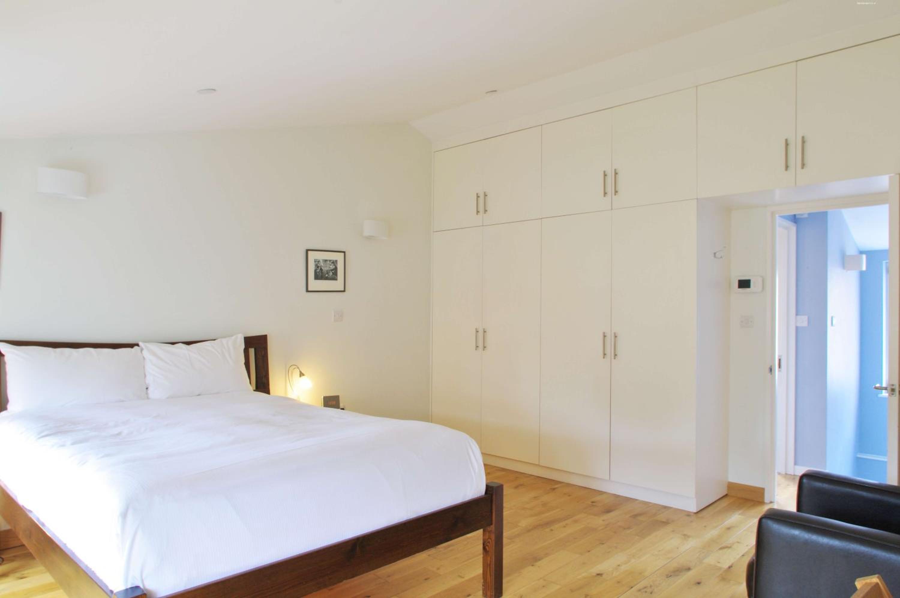 Spacious 275 sqm Apartment with King Beds, 4 min to Waterloo