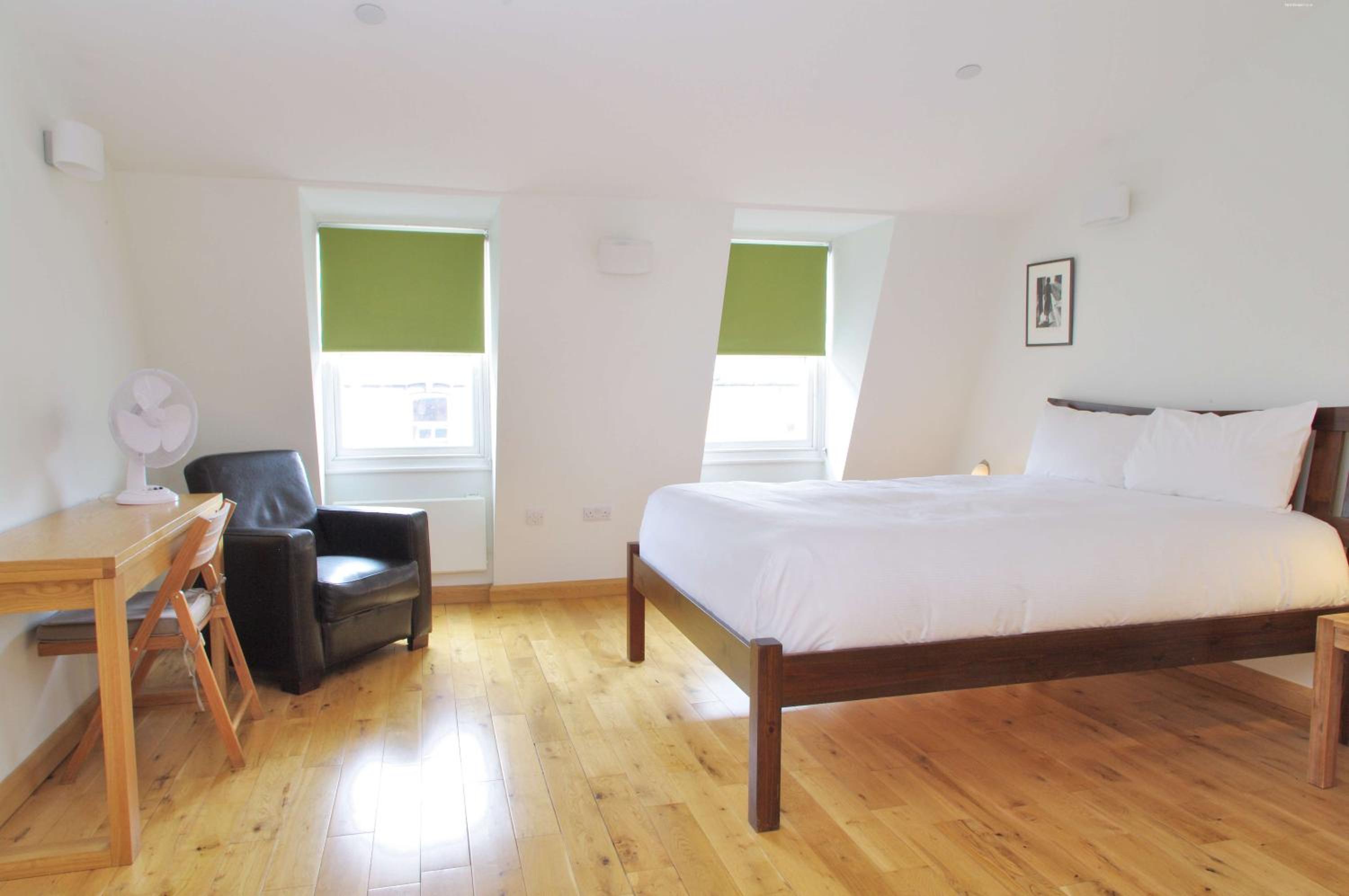Spacious 275 sqm Apartment with King Beds, 4 min to Waterloo