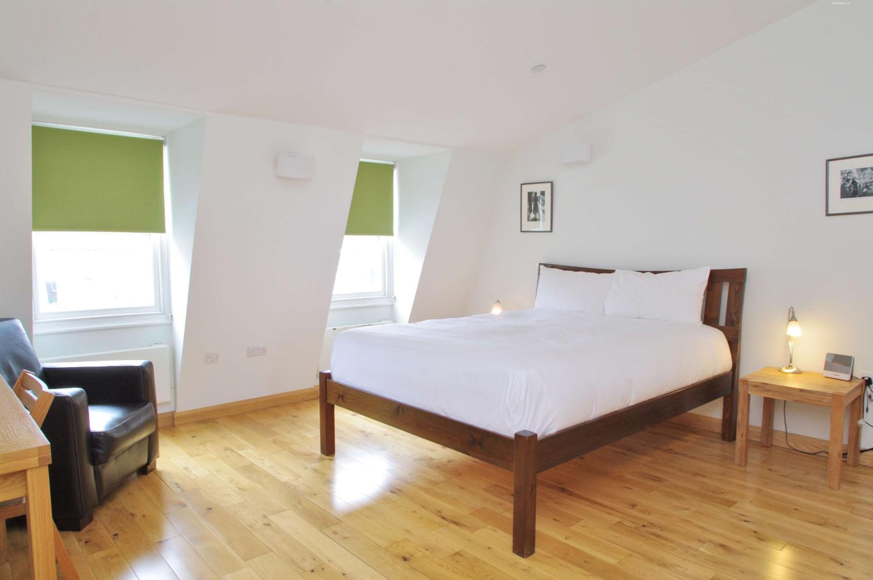 Spacious 275 sqm Apartment with King Beds, 4 min to Waterloo