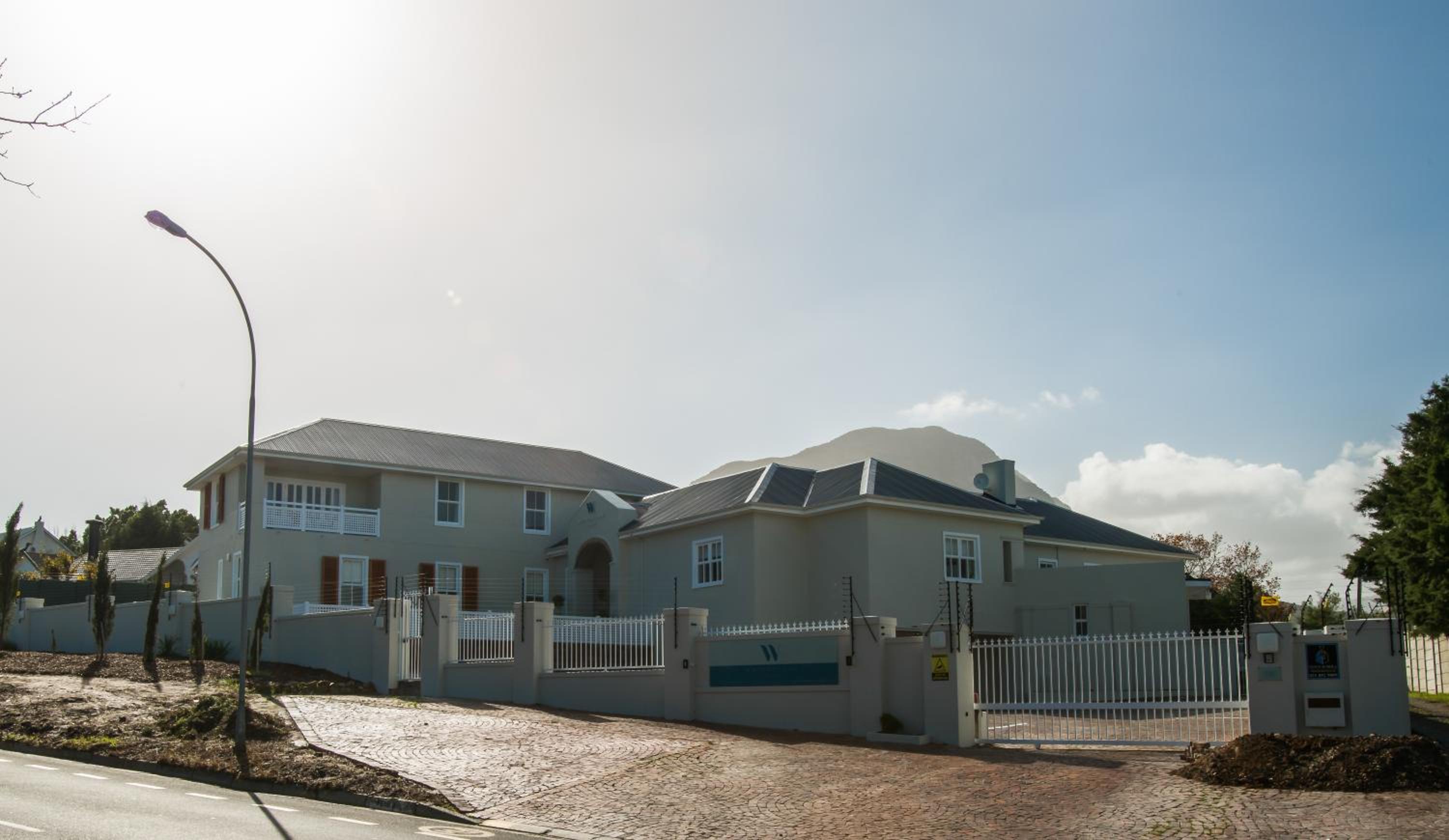 Hotel Waterstone Lodge - Image 1