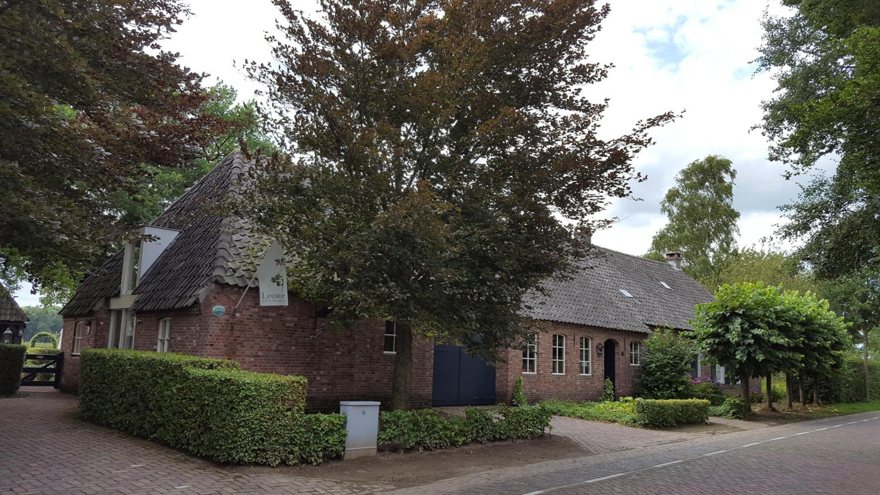 Hotel Landrop Bed & Breakfast - Image 1