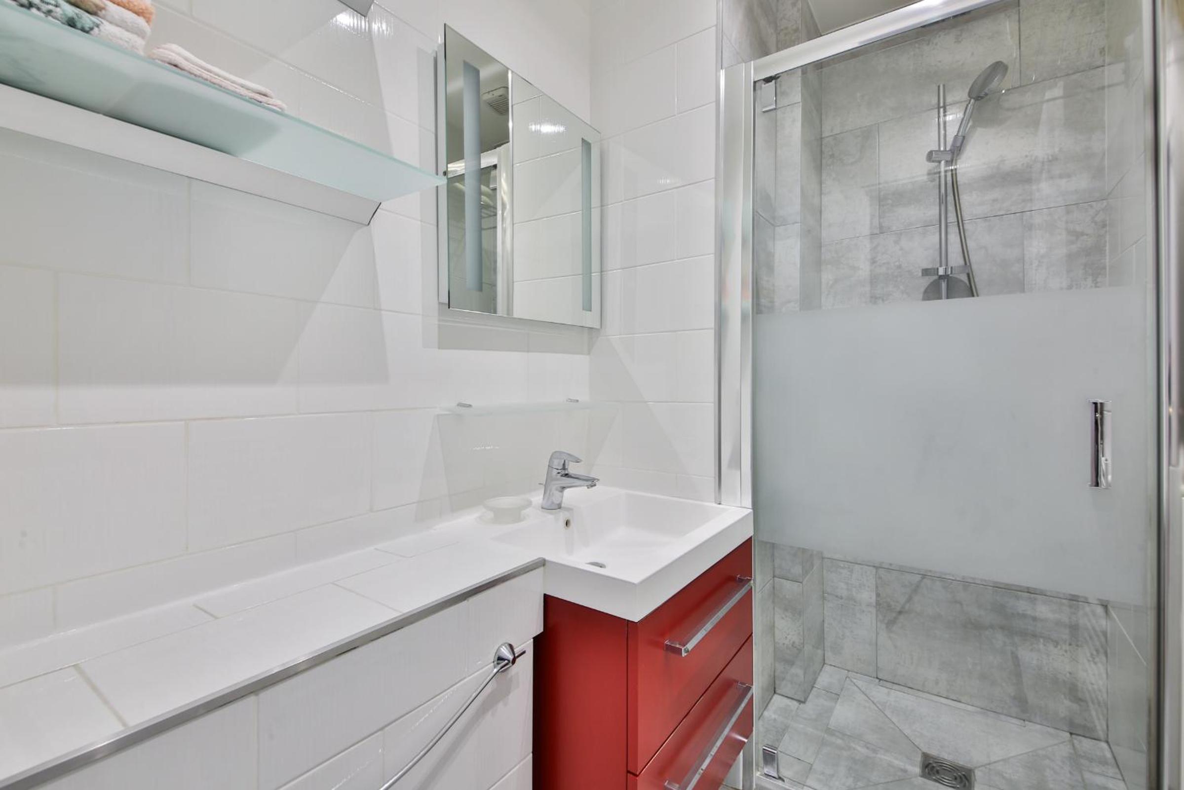 Two-Bedroom Apartment Champs-Elysées