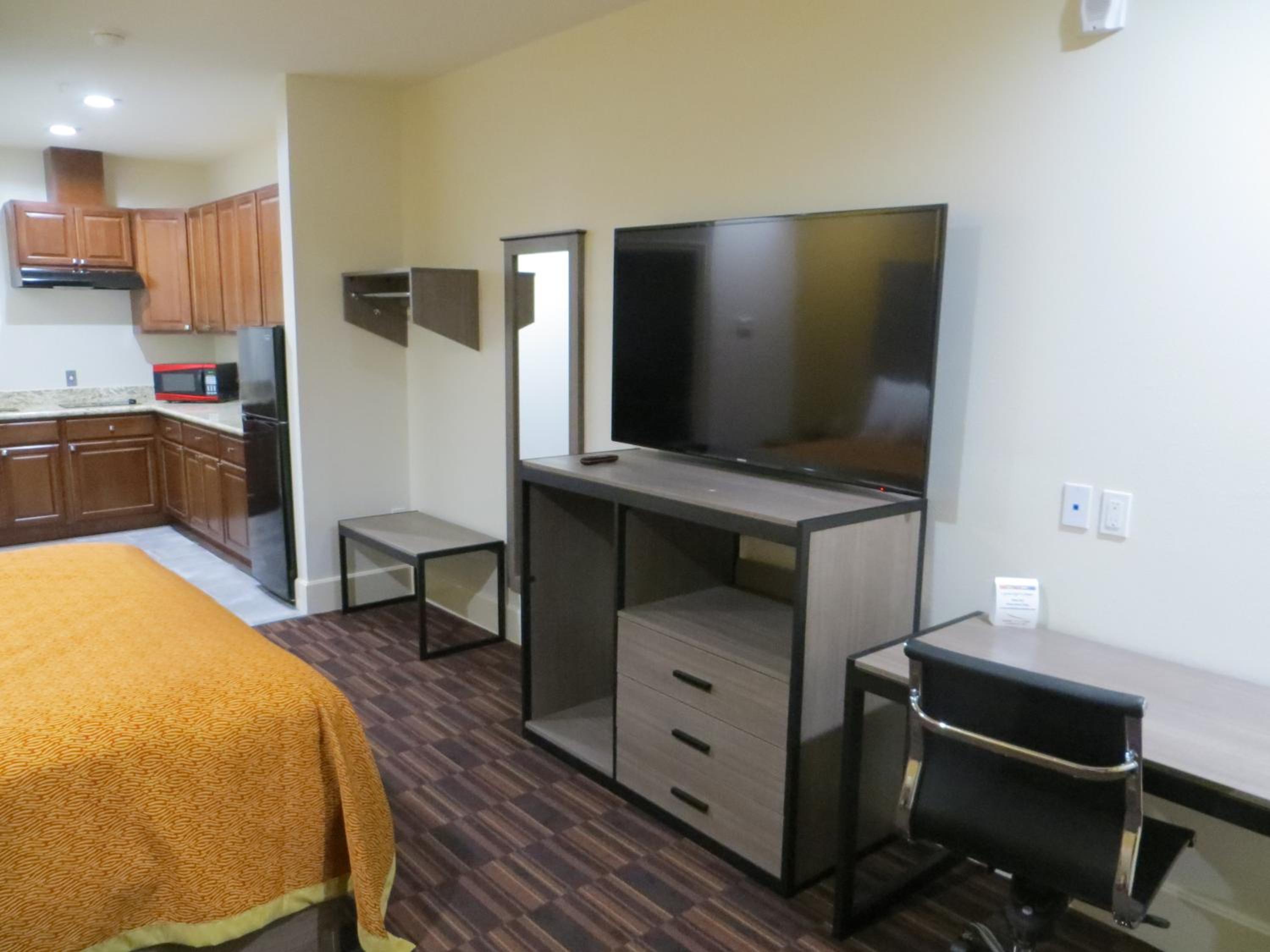 Scottish Inn and Suites