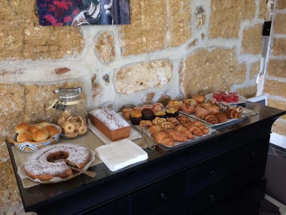 Case Giannone en Santa Flavia — dining