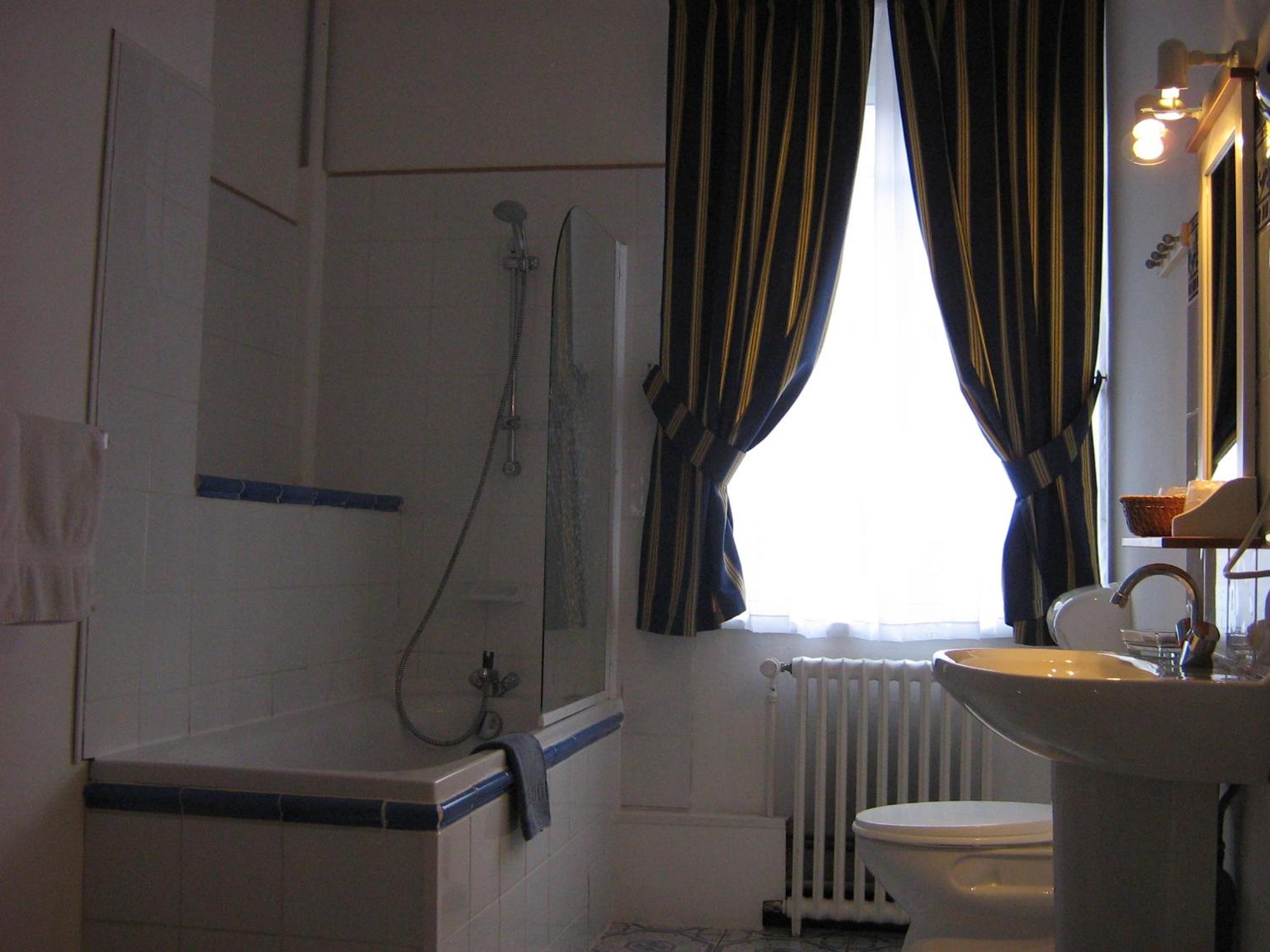 L'Art Doize en Cassel — bathroom