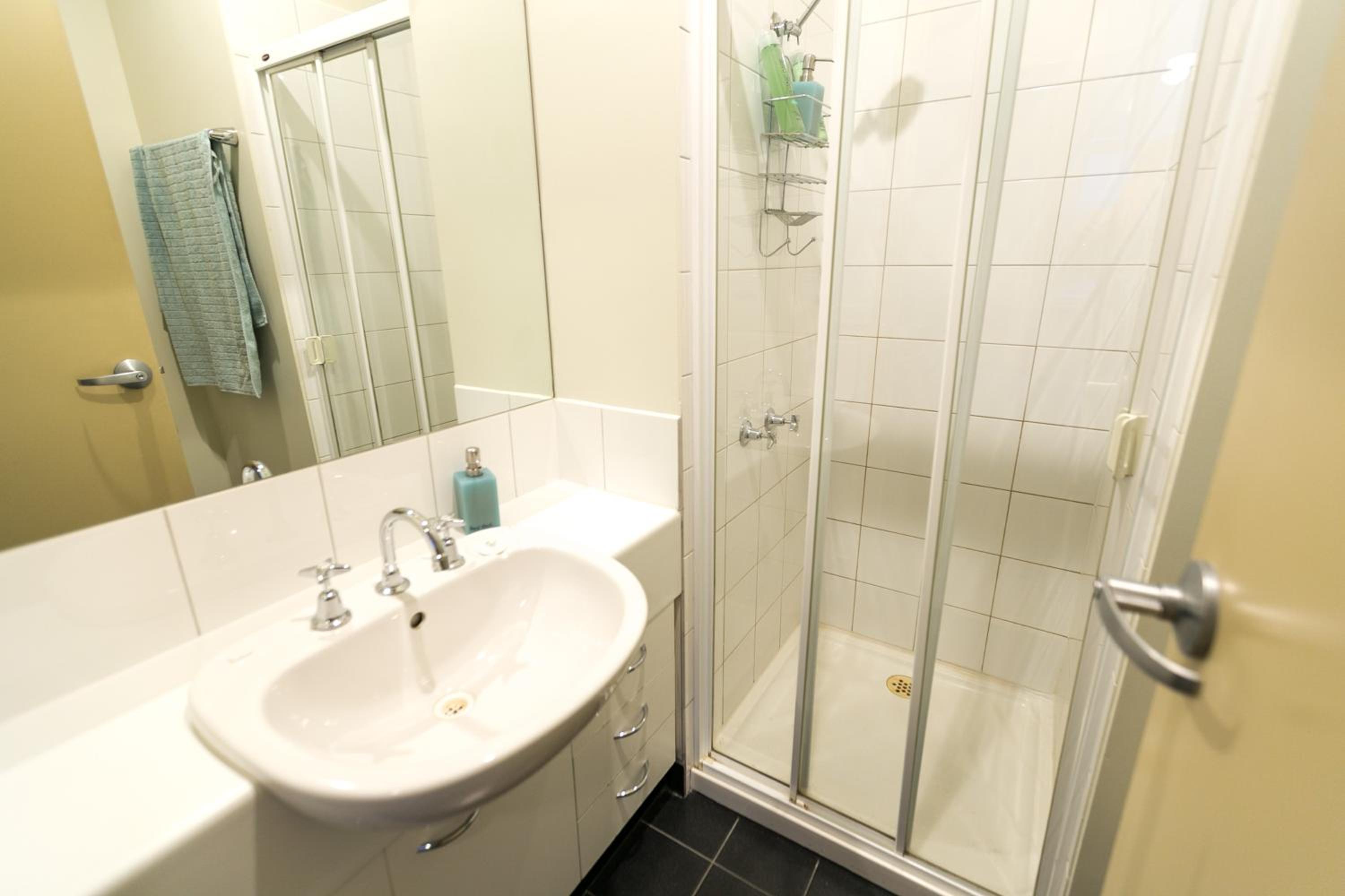 Flinders Lane Superior Studio Apartment - Image 3