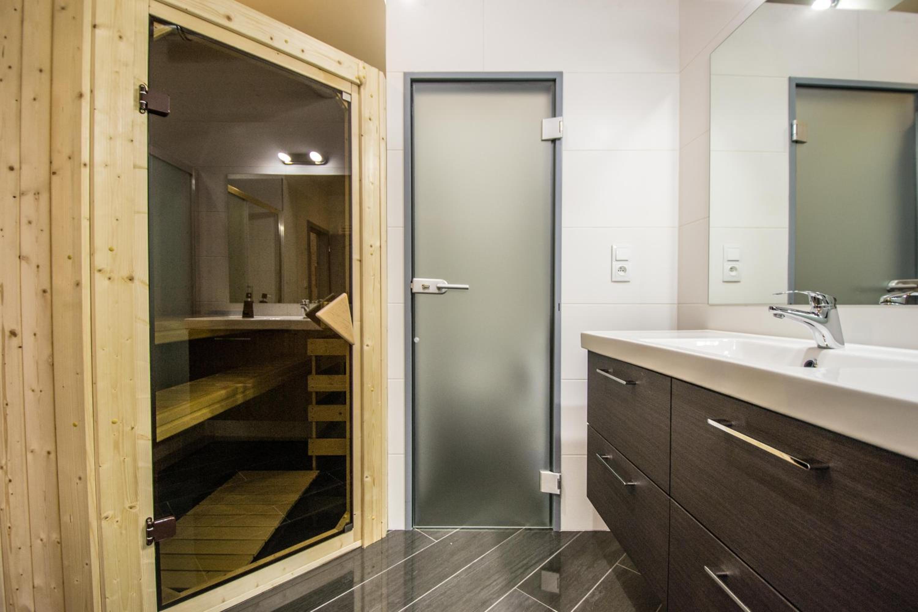 Brooklyn Sauna Apt by Ruterra