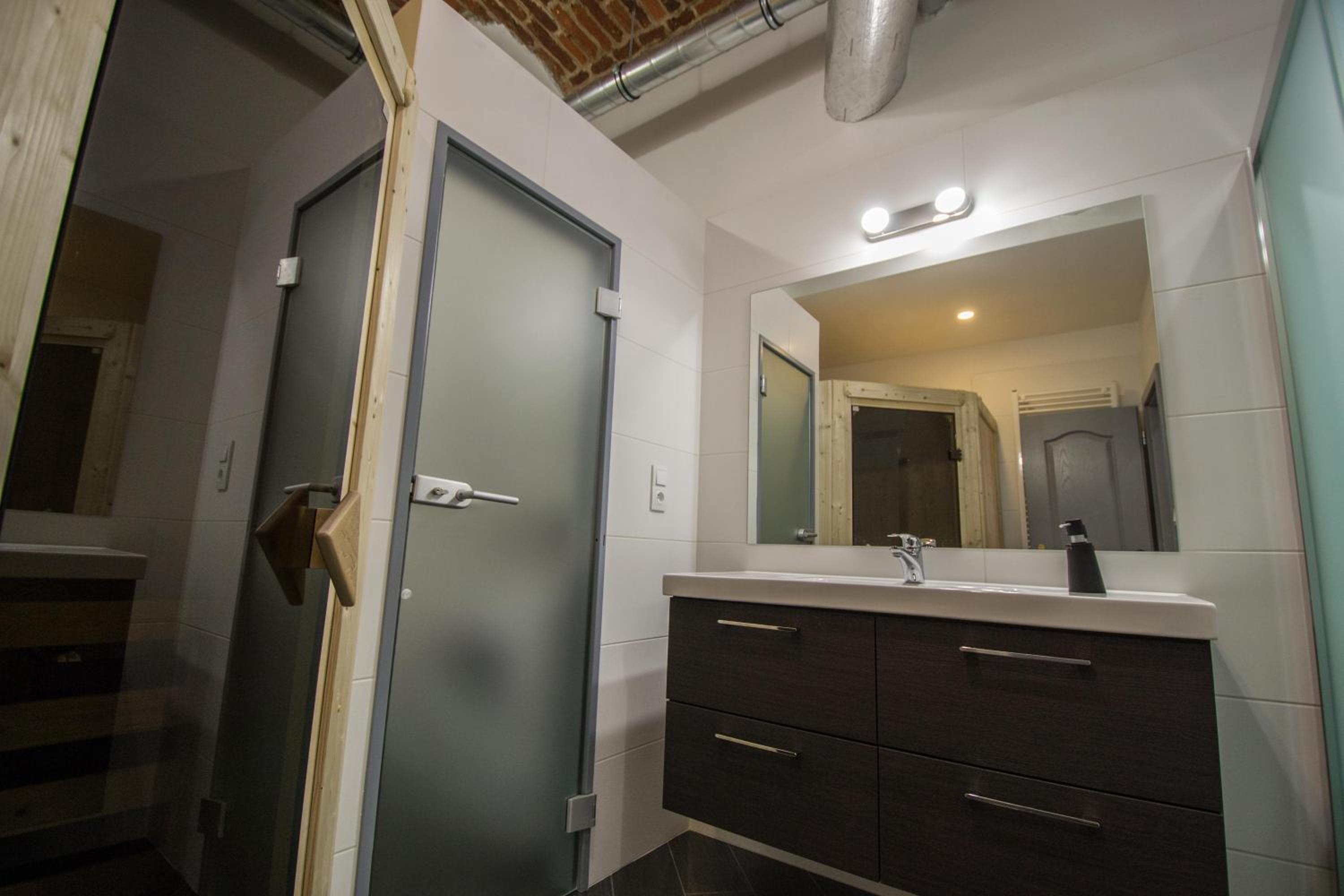 Brooklyn Sauna Apt by Ruterra