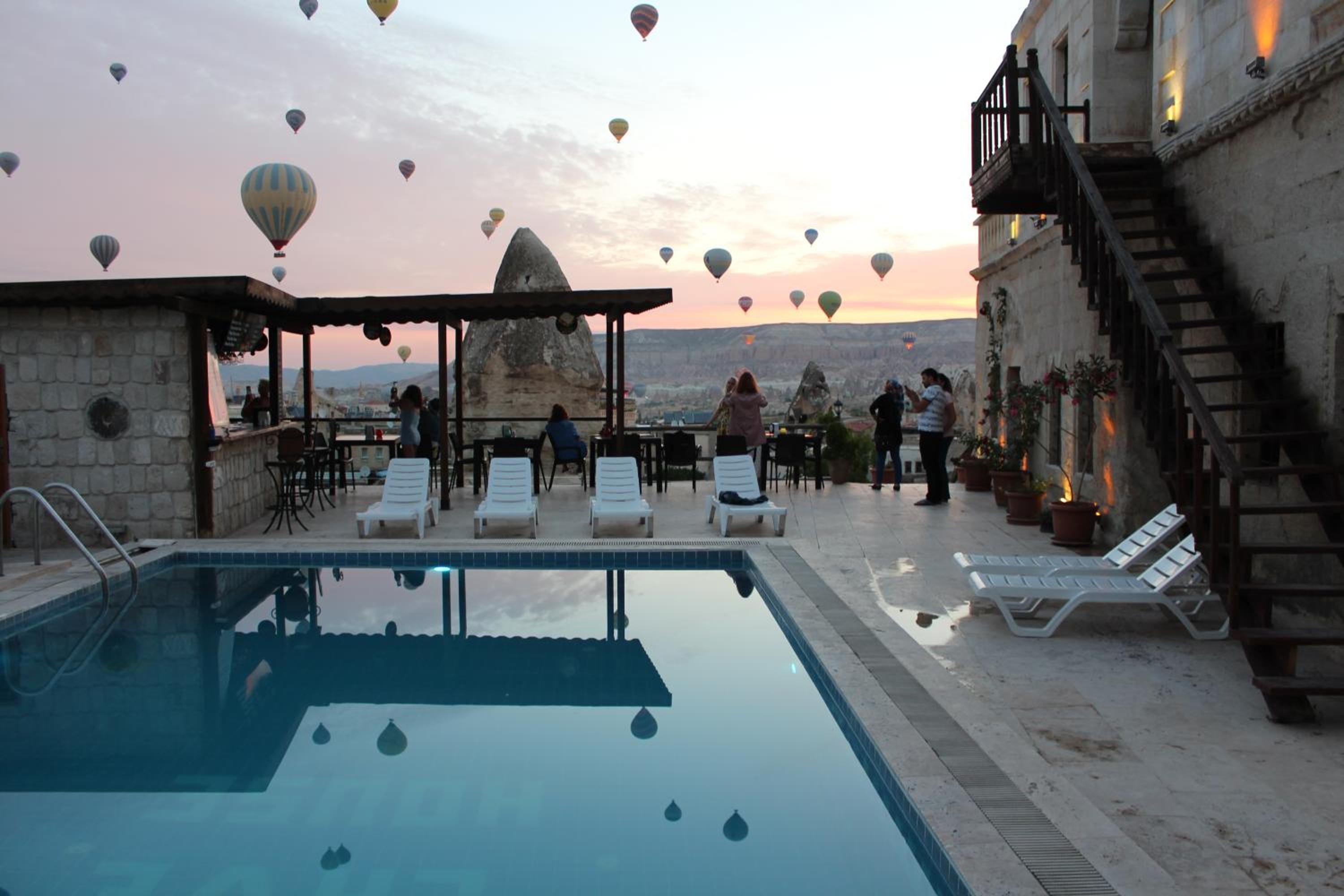 Shoestring Cave House - Image 113