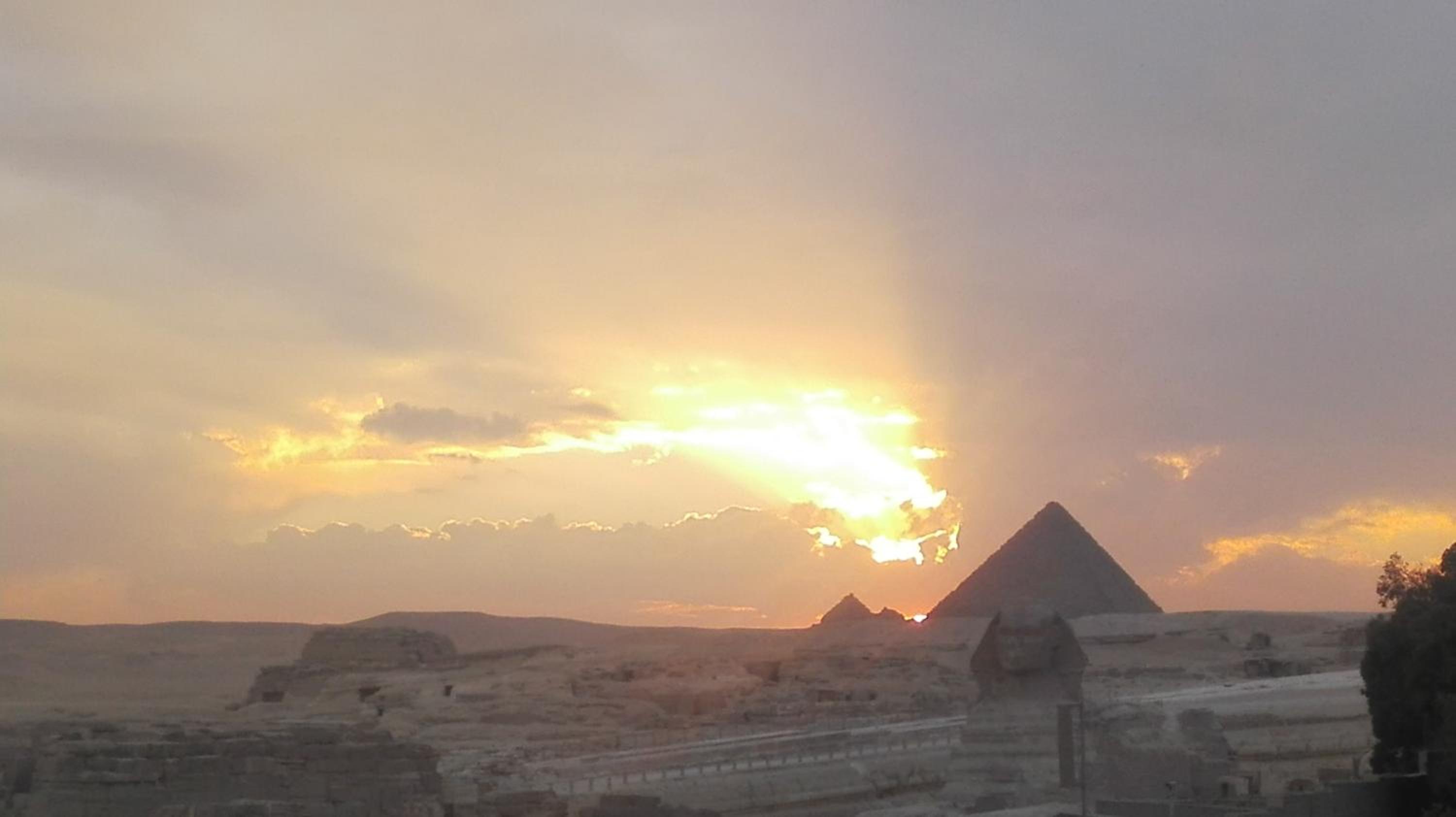 Pyramids Overlook Inn