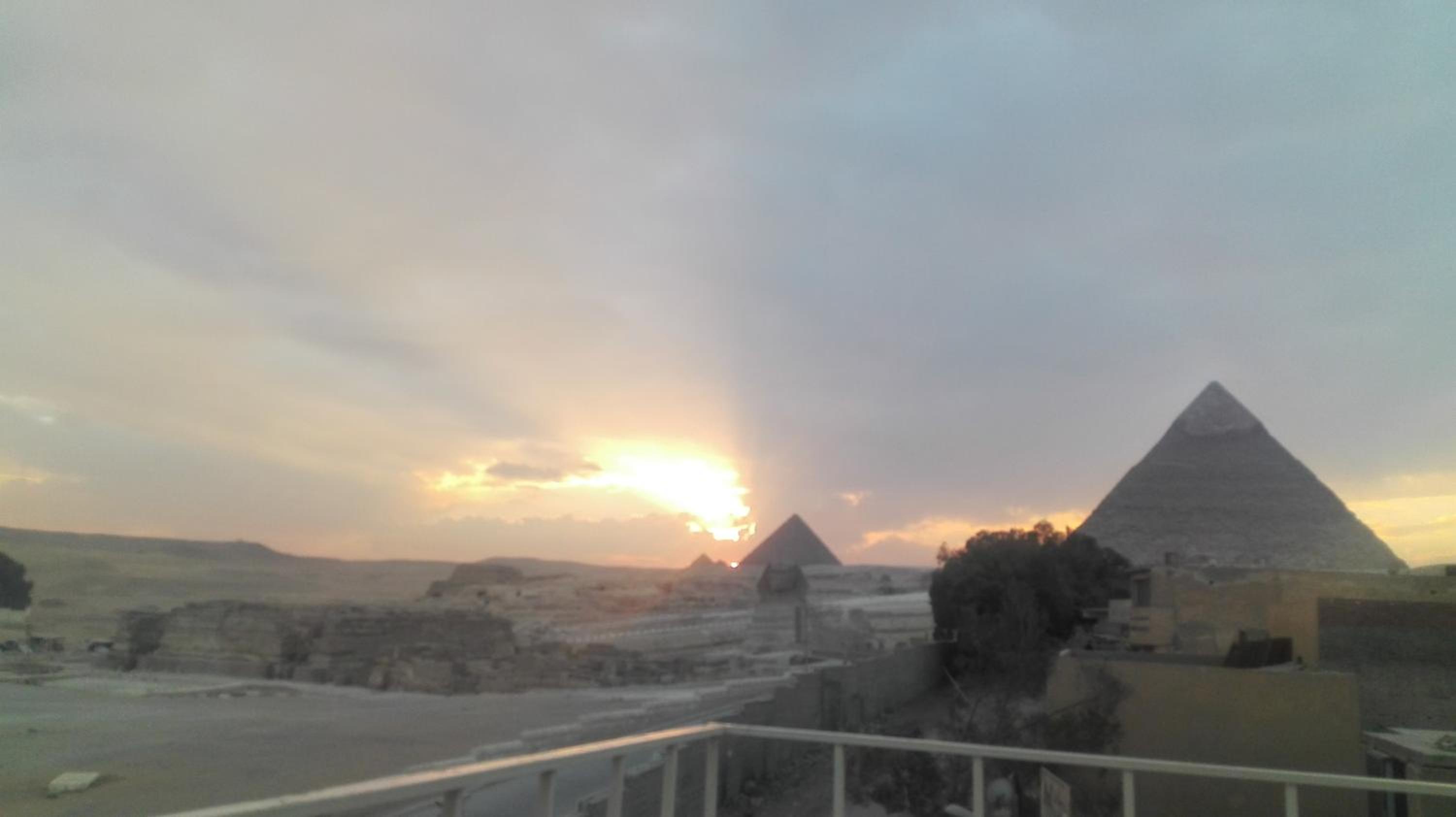 Pyramids Overlook Inn