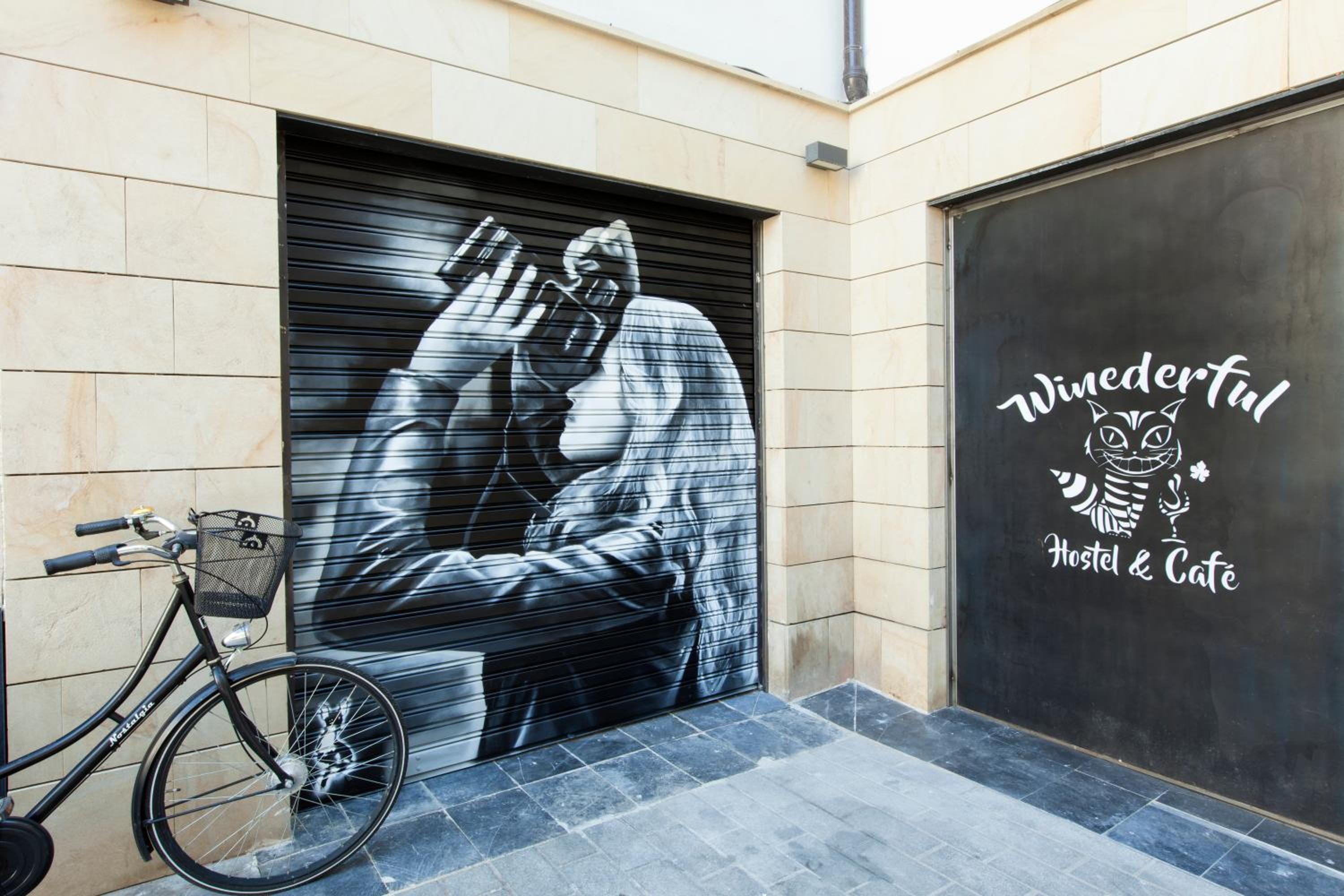 Winederful Hostel & Café