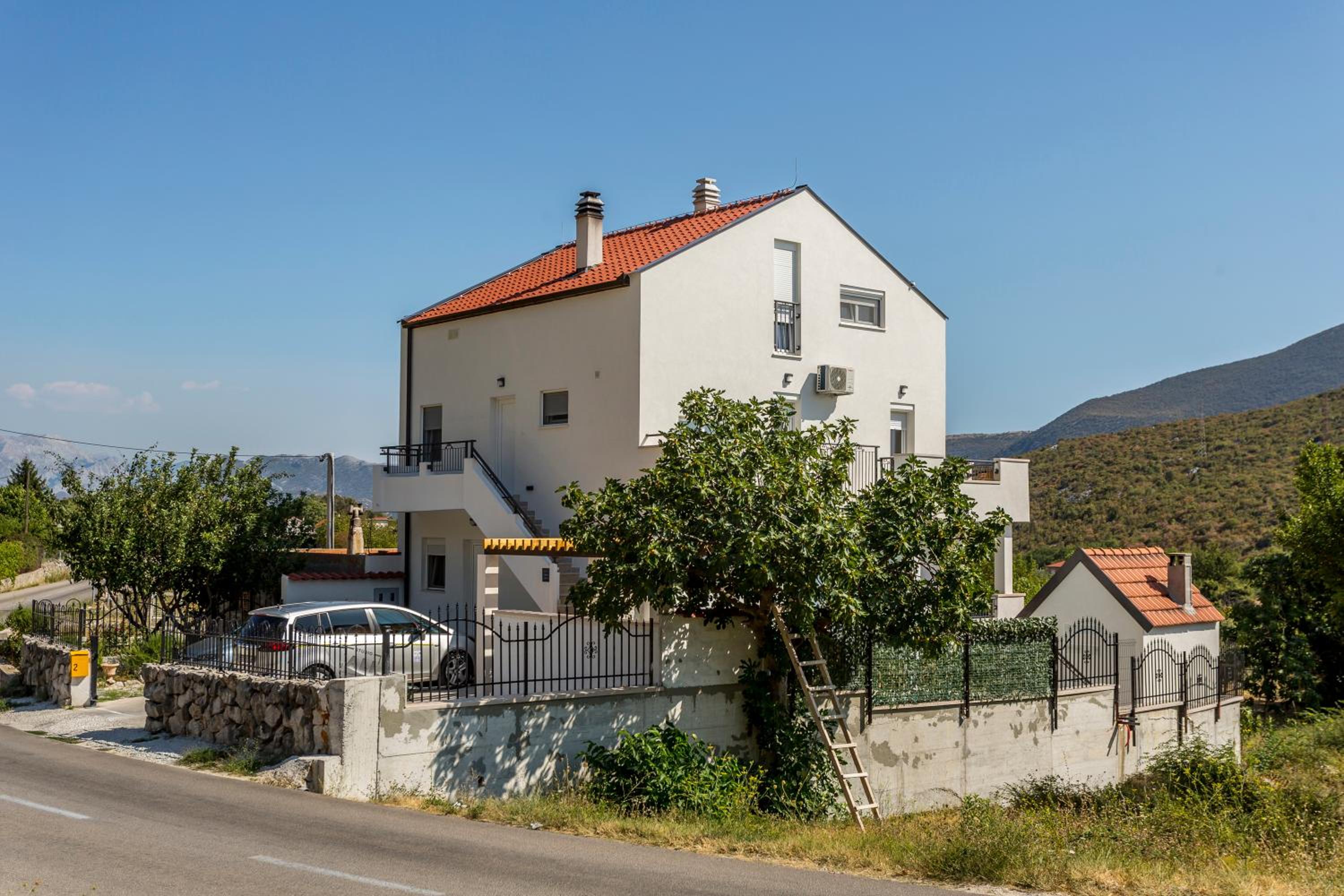 House Luce with pool