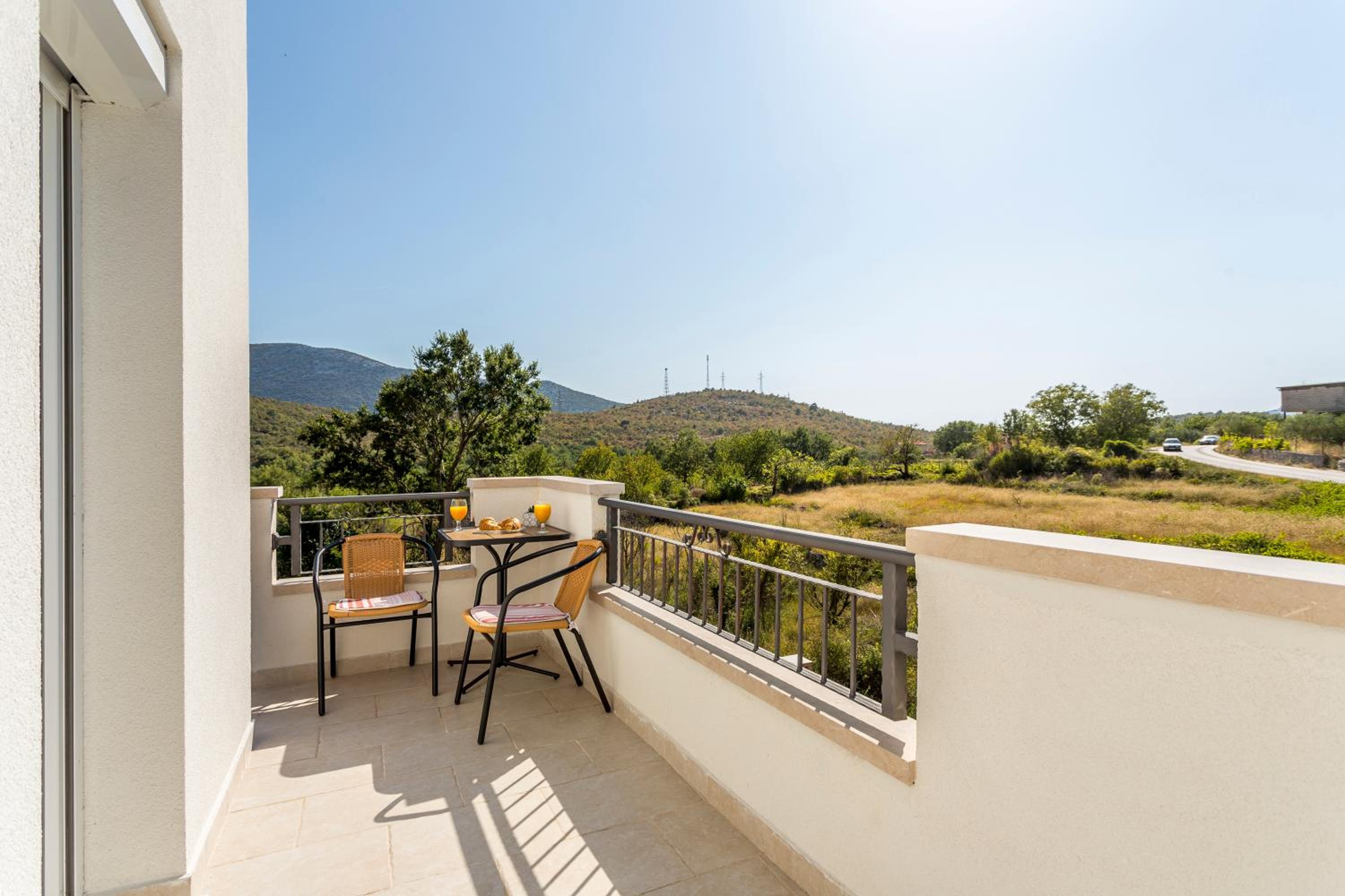 House Luce with pool en Omiš — balance & terrace