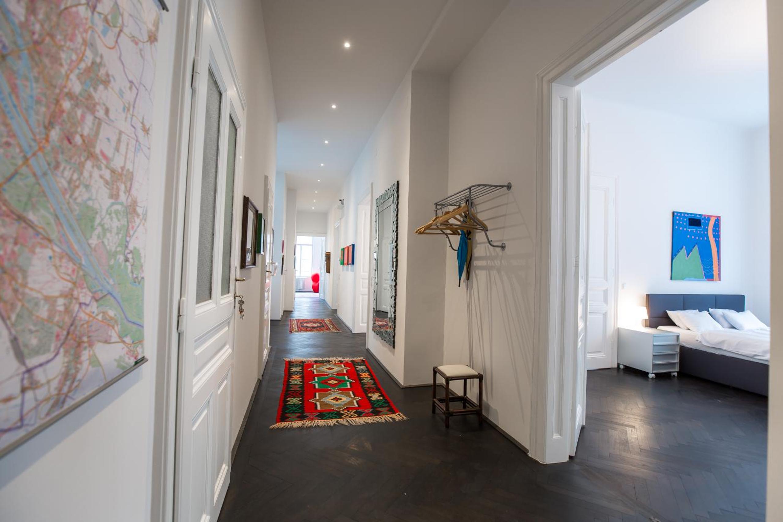 Grand Soho Apartment