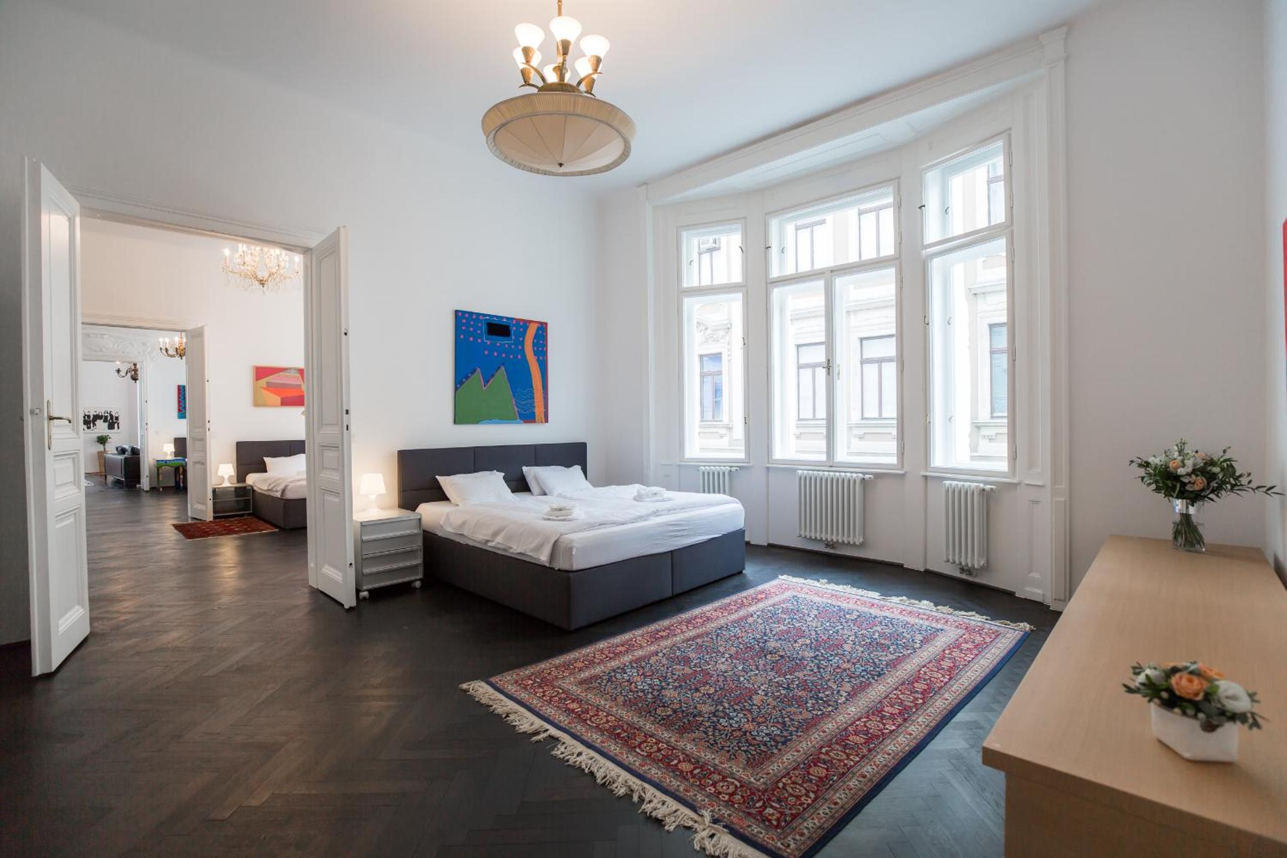 Grand Soho Apartment