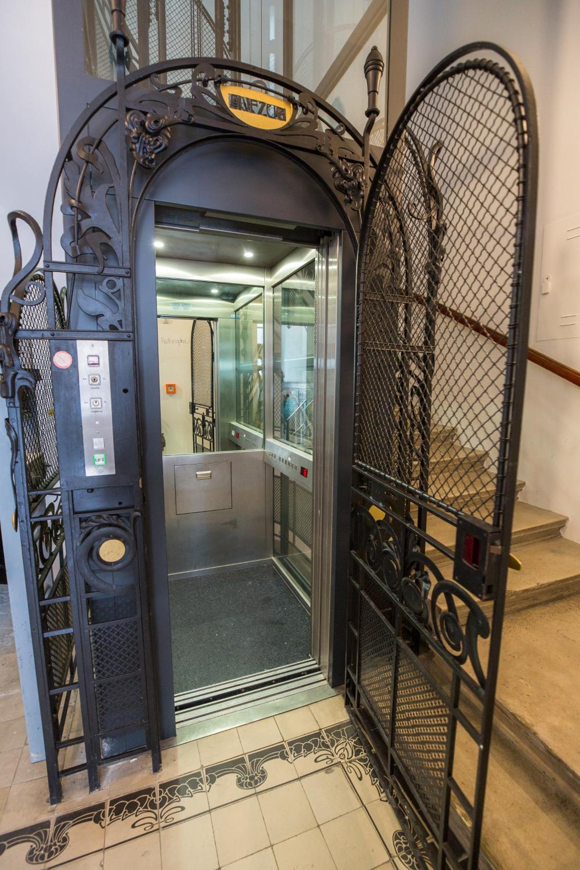 Grand Soho Apartment